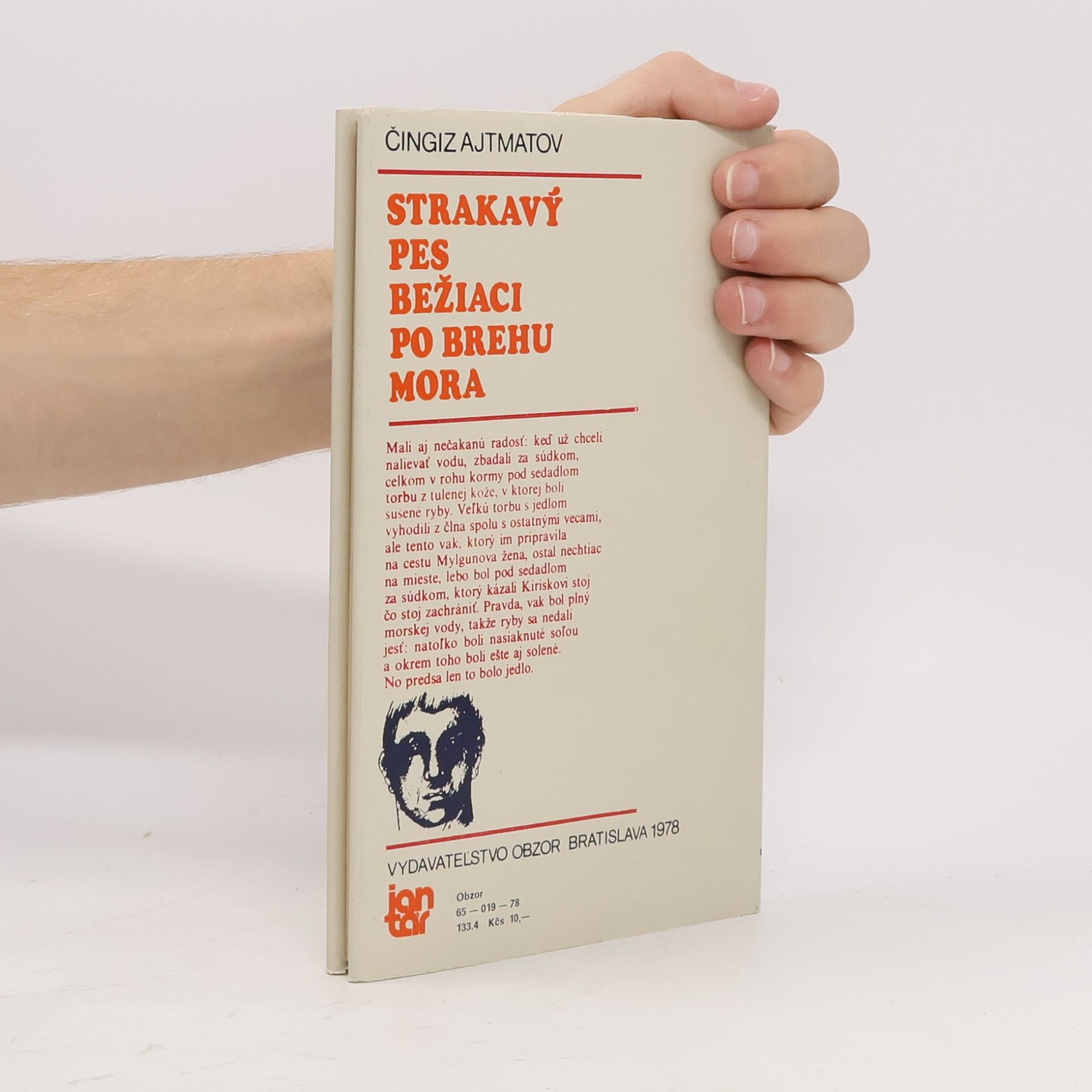 Čingiz Ajtmanov Strakavý pes bežiaci po brehu mora