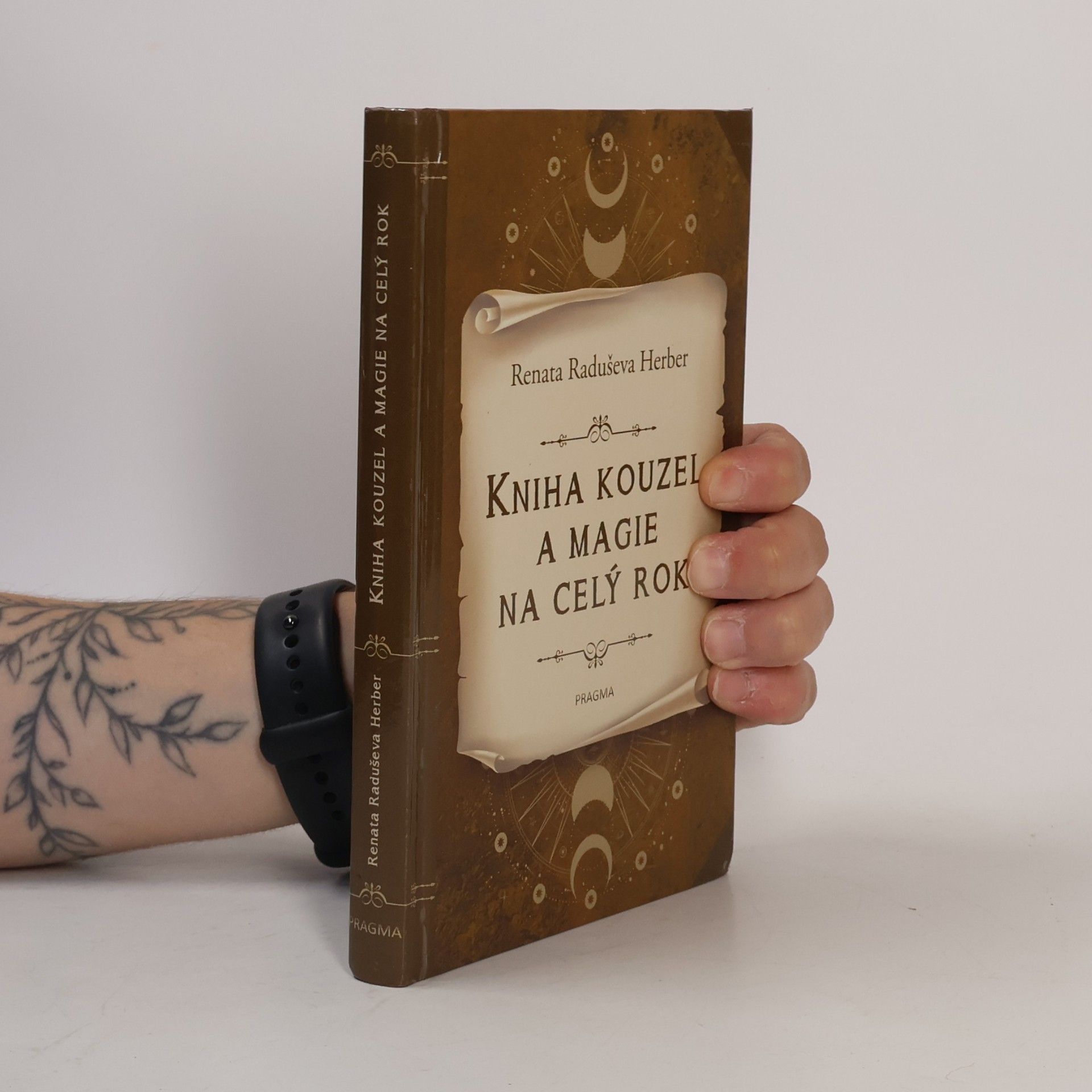 Kniha kouzel a magie na celý rok