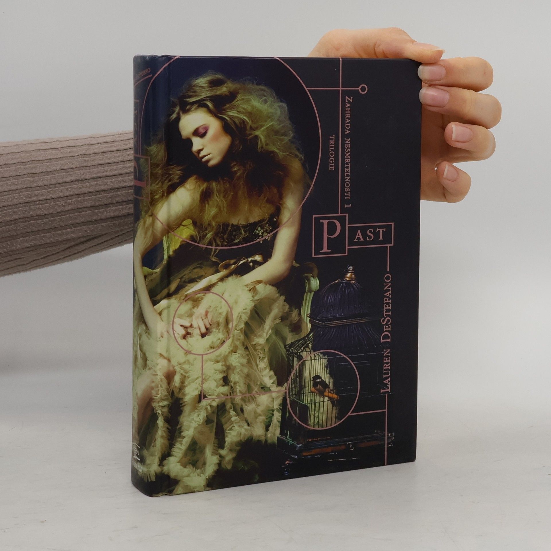 Lauren DeStefano Zahrada nesmrtelnosti 1. Past