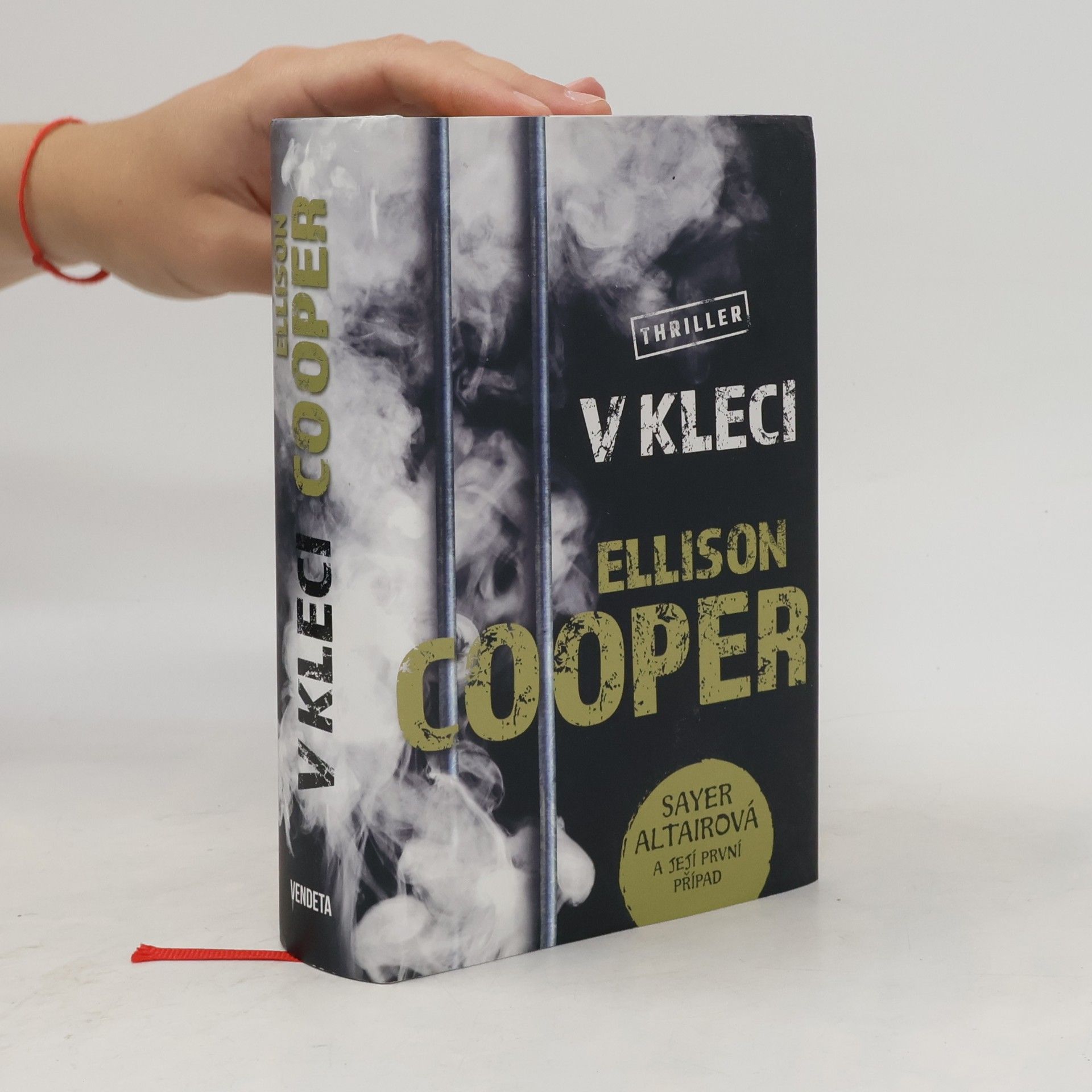 Ellison Cooper V kleci
