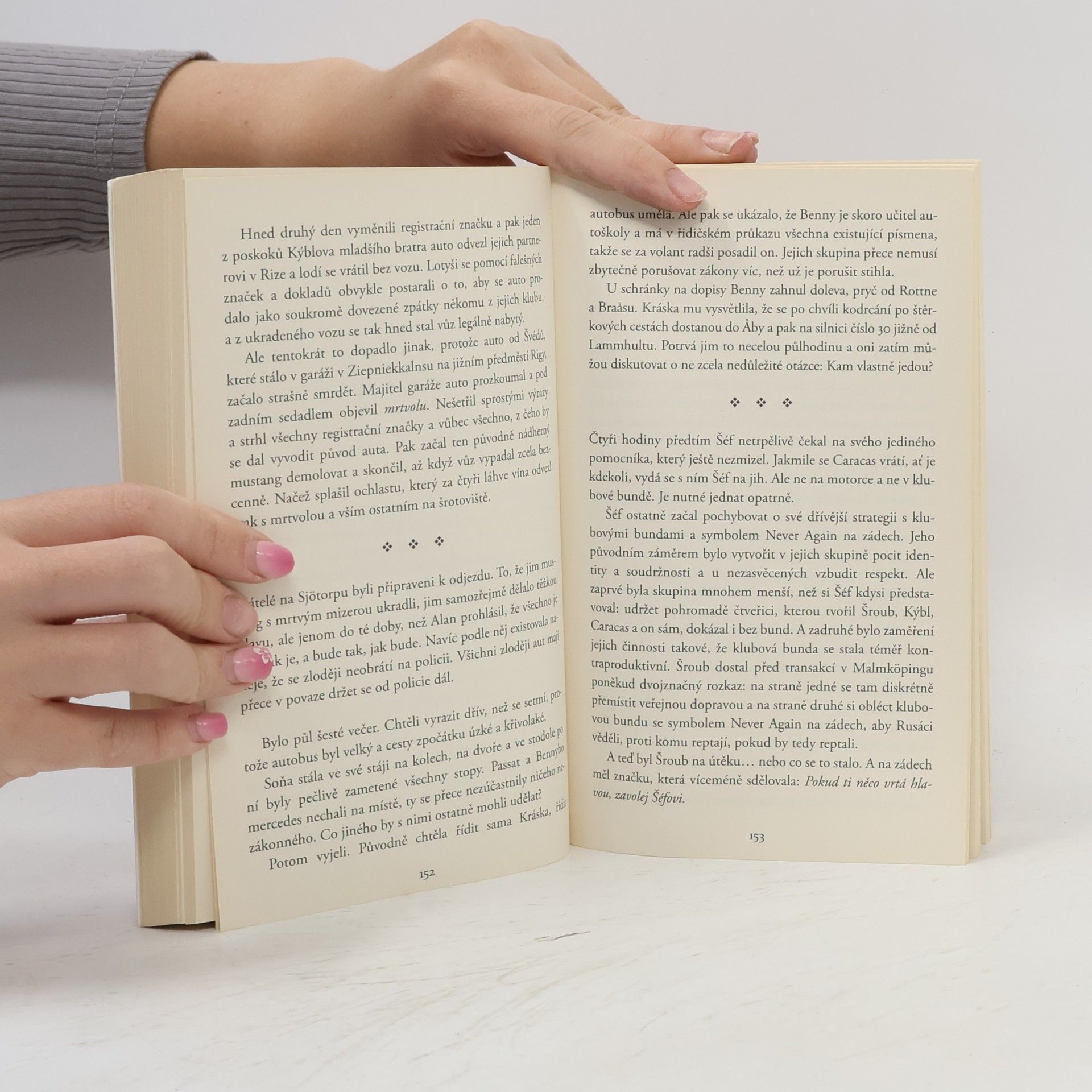Jonas Jonasson Stoletý stařík, který vylezl z okna a zmizel