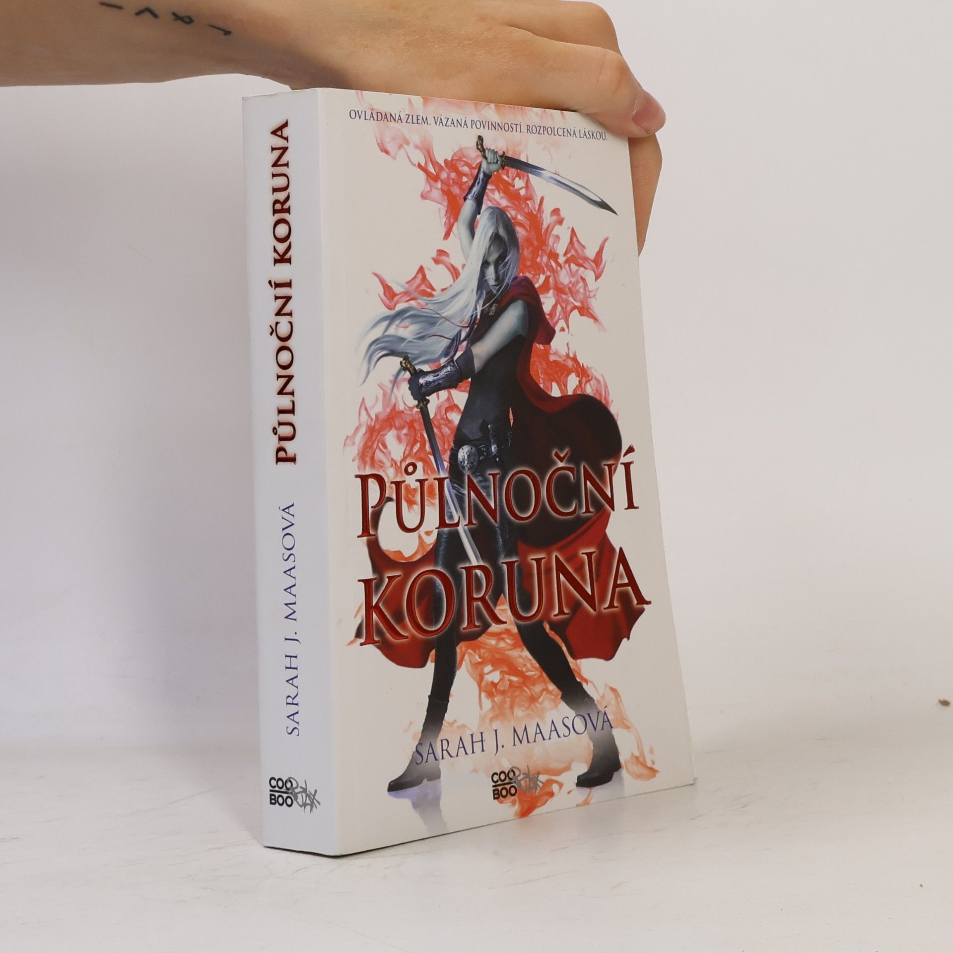 Sarah J. Maas Půlnoční koruna