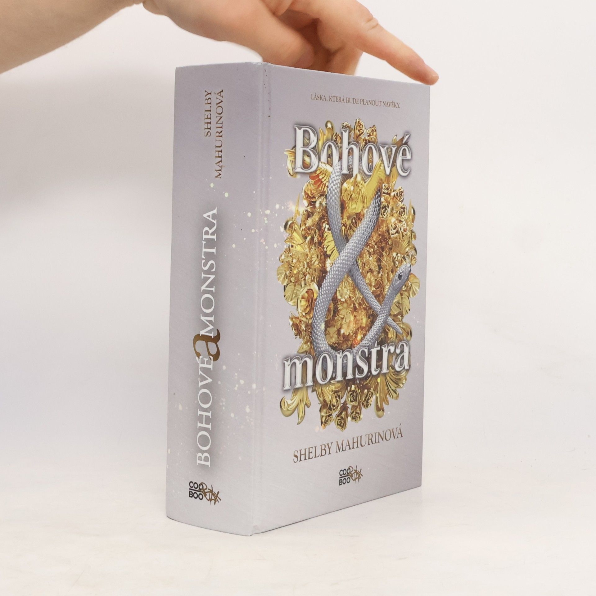 Shelby Mahurin Bohové a monstra. 3. díl