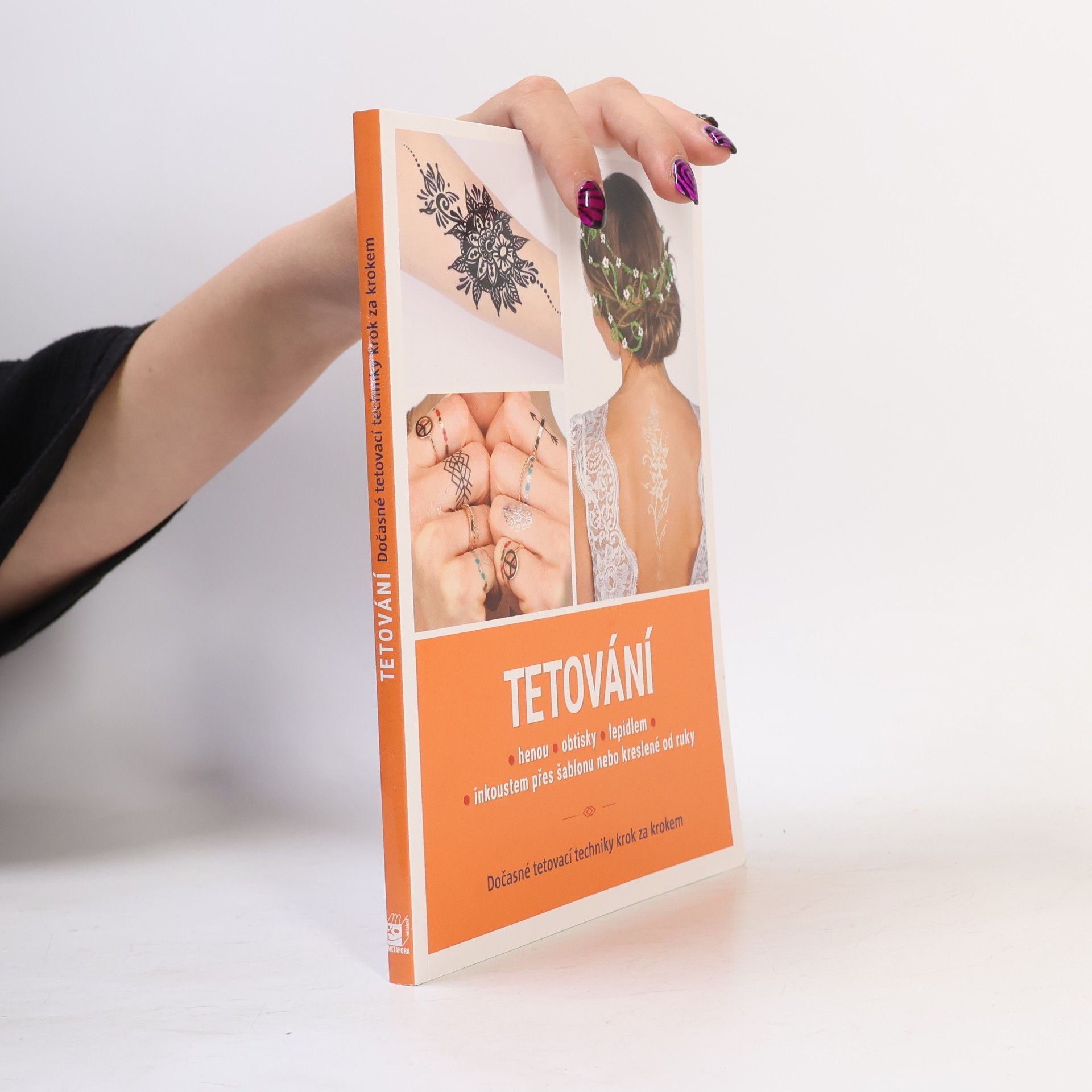Meyline Tetování : hennou, obtisky, lepidlem, inkoustem přes šablonu nebo kreslené od ruky : dočasné tetovací techniky krok za krokem