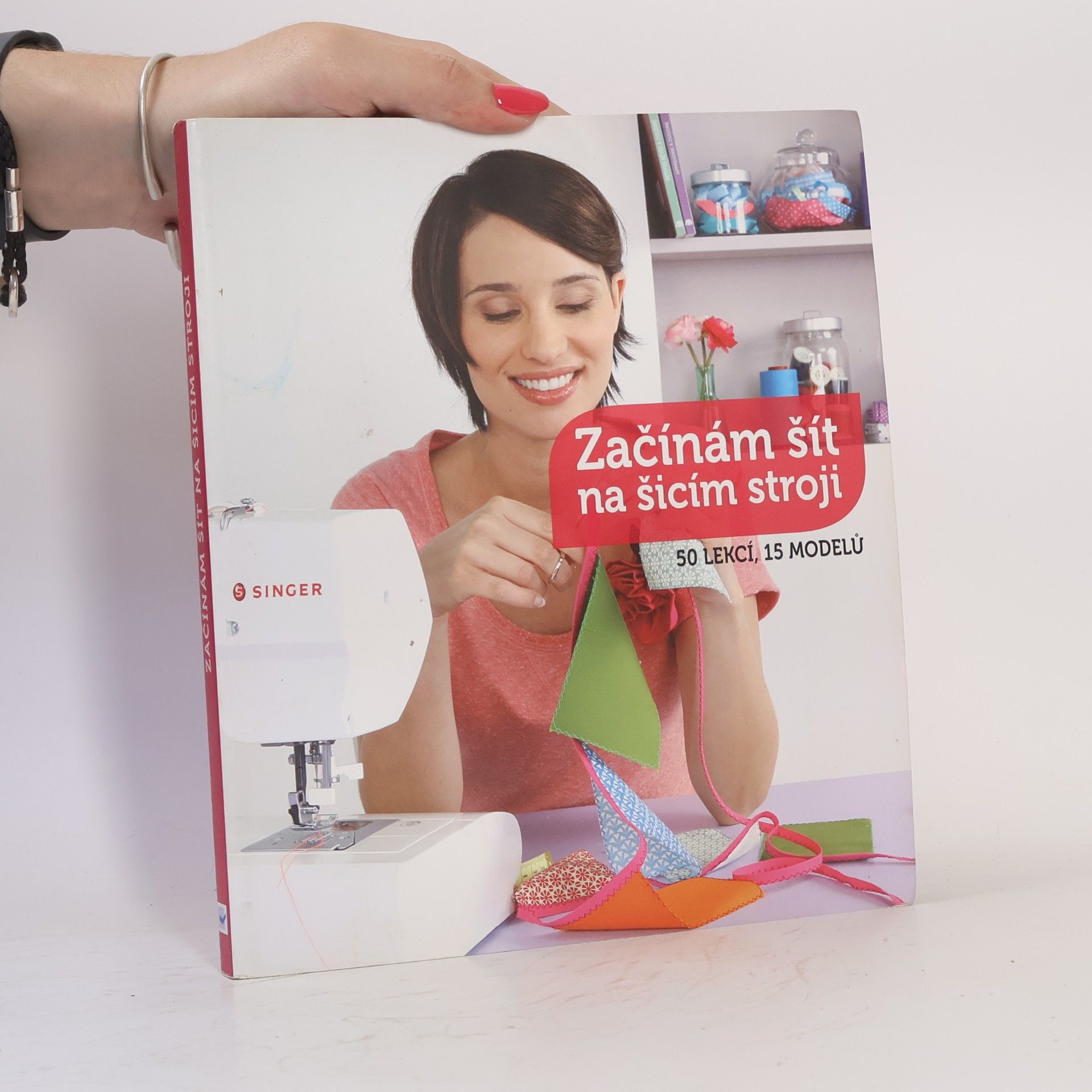 Karolína Schwarzová Začínám šít na šicím stroji : 50 lekcí, 15 modelů