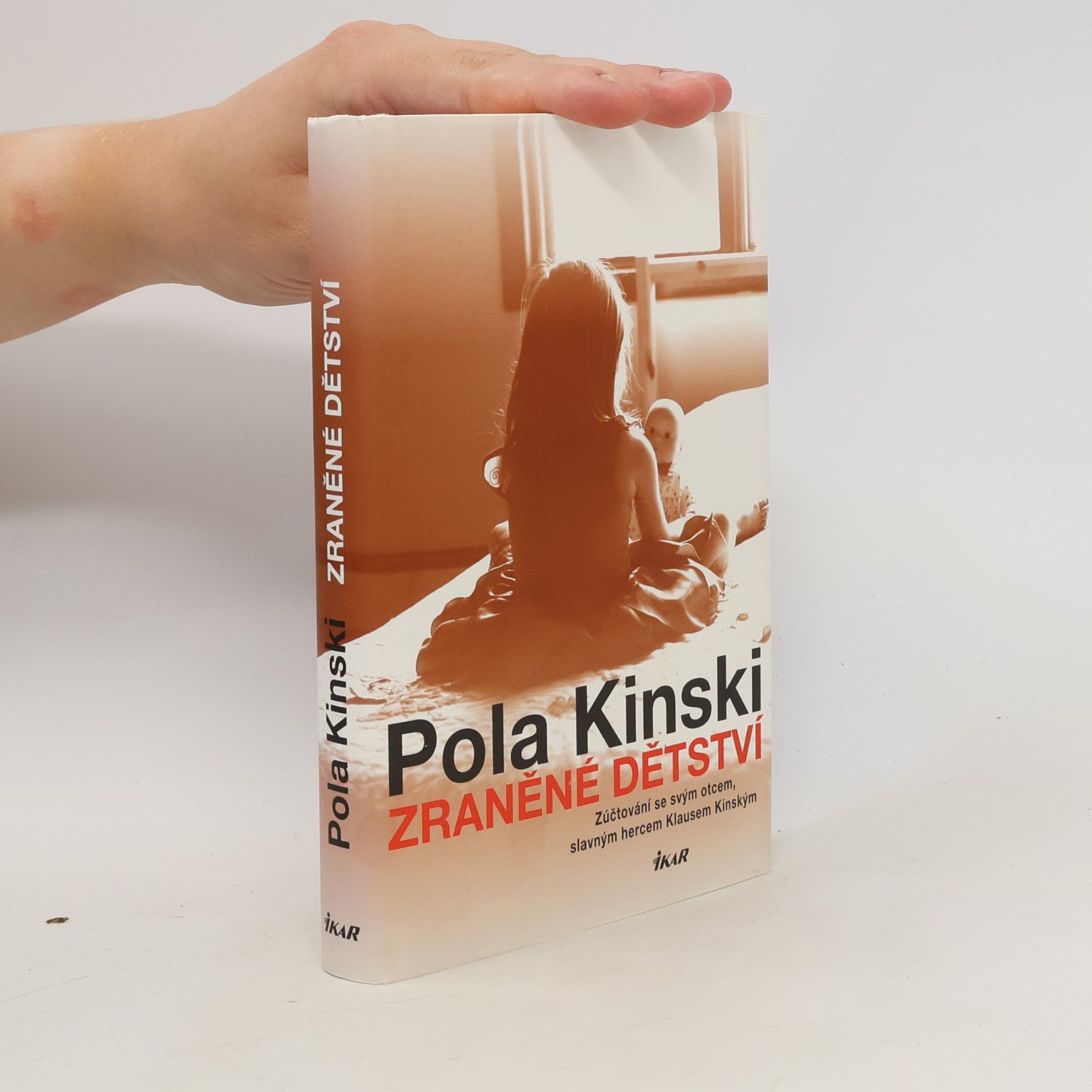 Pola Kinski Zraněné dětství : Zúčtování se svým otcem, slavným hercem Klausem Kinským