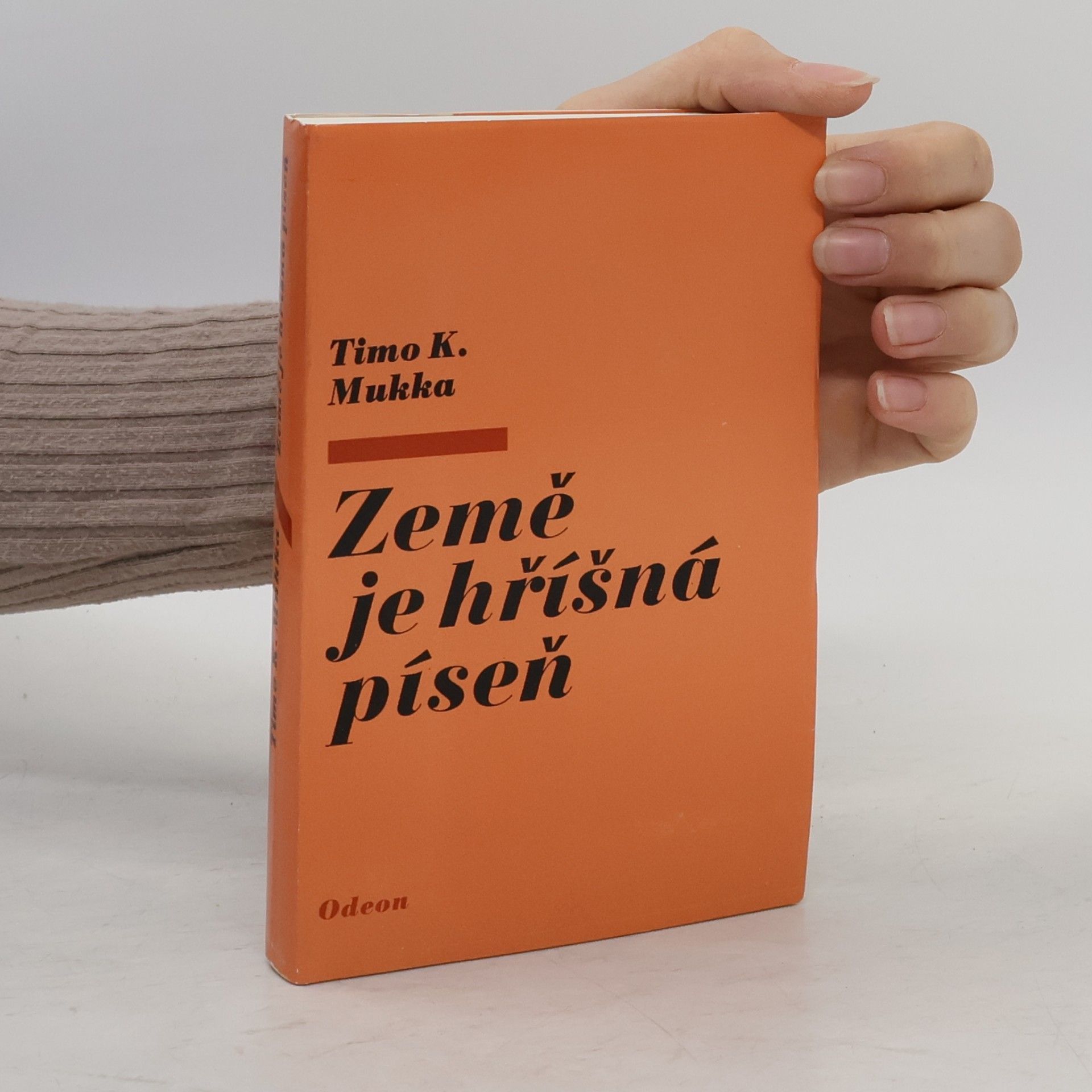 Timo K. Mukka Země je hříšná píseň