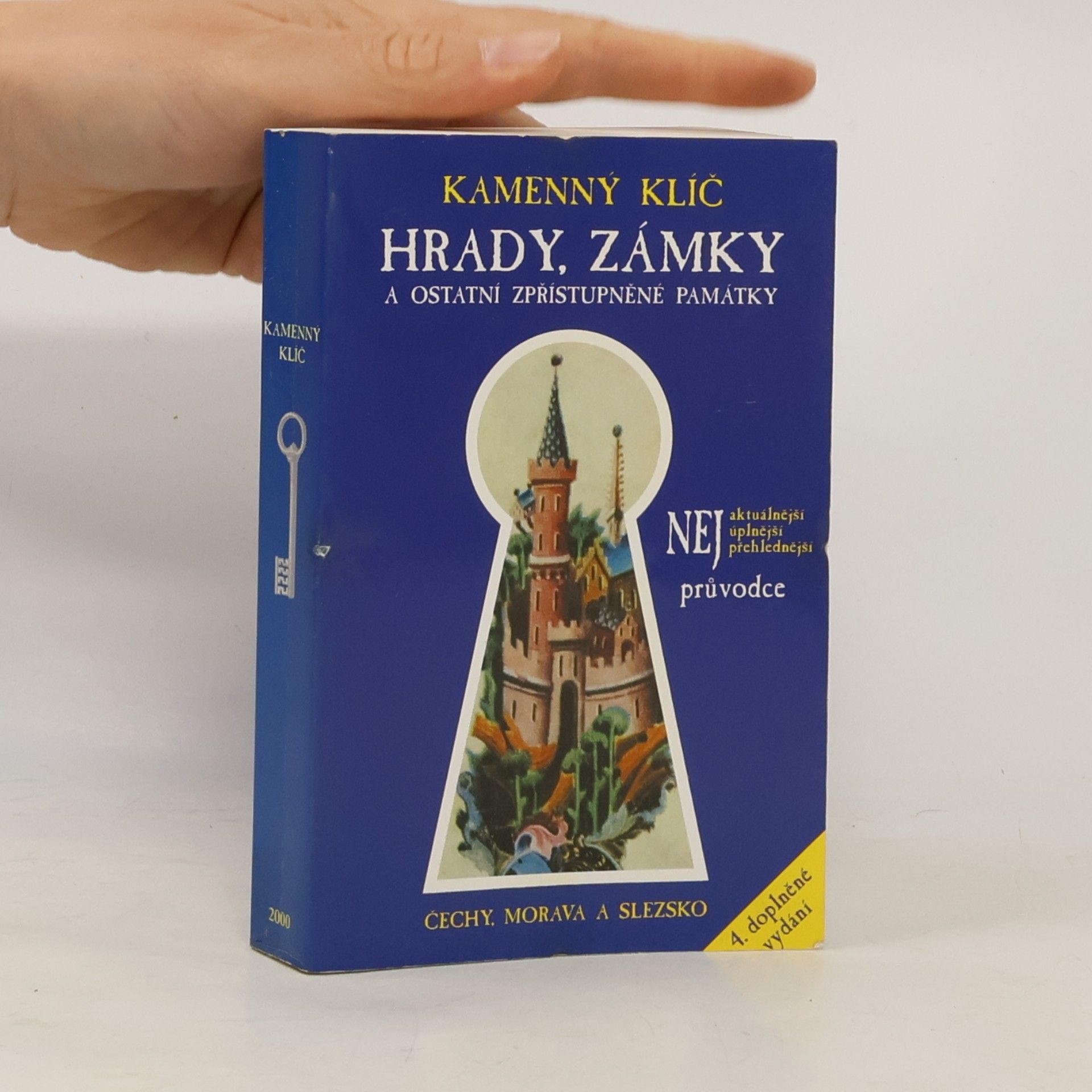 Roman Abušinov Kamenný klíč k 340 hradům, zámkům a ostatním zpřístupněným památkám v České republice