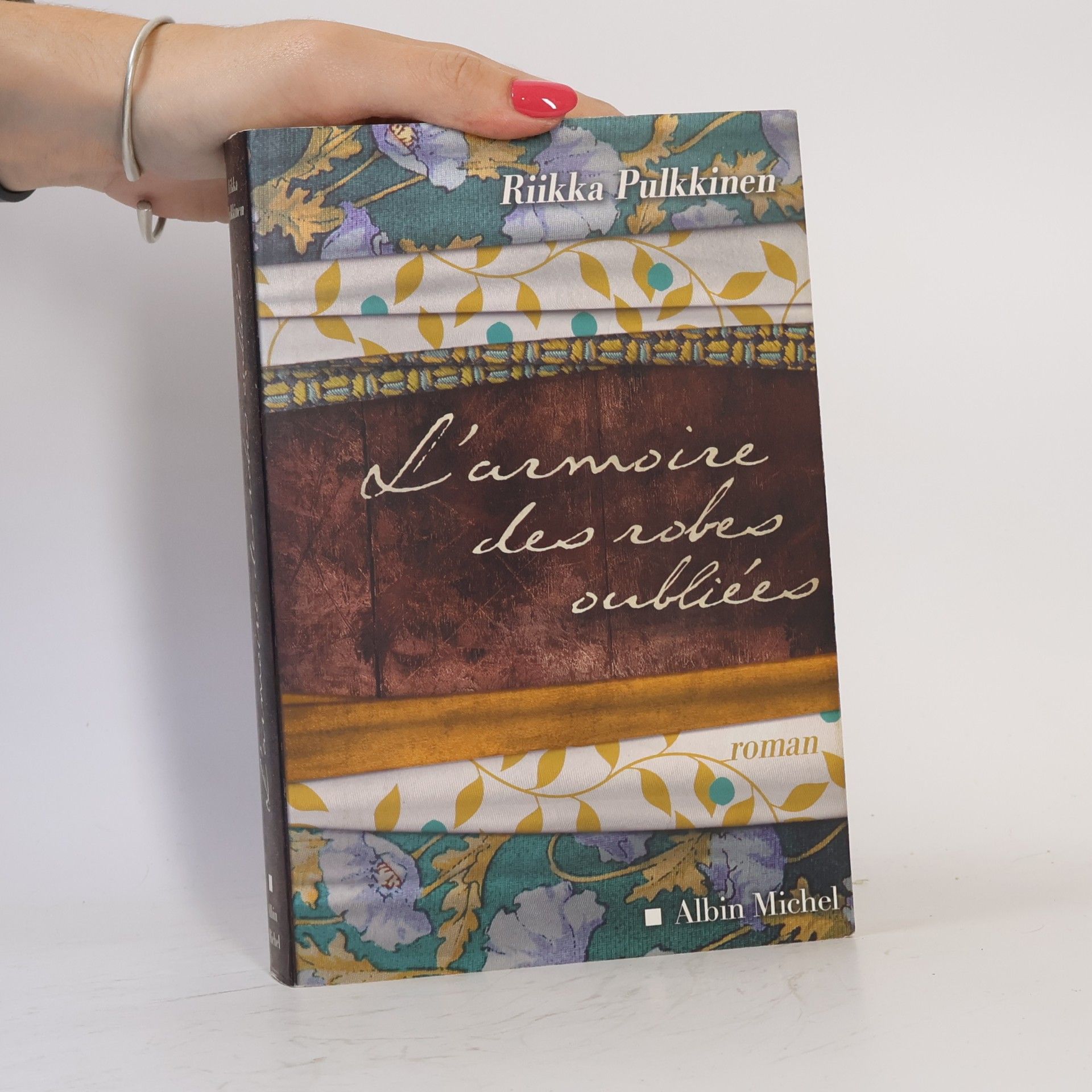 Riikka Pulkkinen L'armoire des robes oubliées