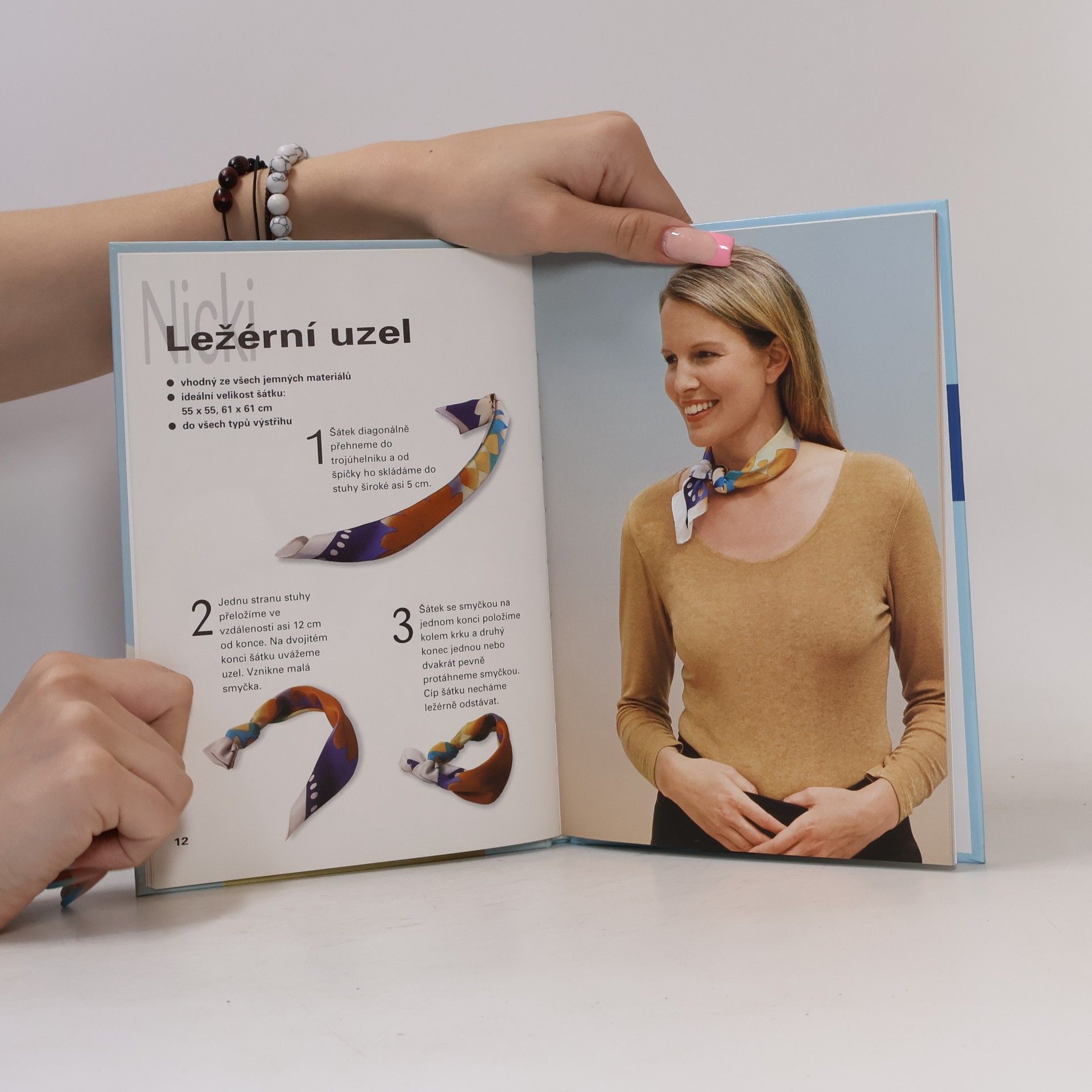 Edeltraud Weber Lorkowski Elegantní s šátkem a šálou : 21 technik vázání