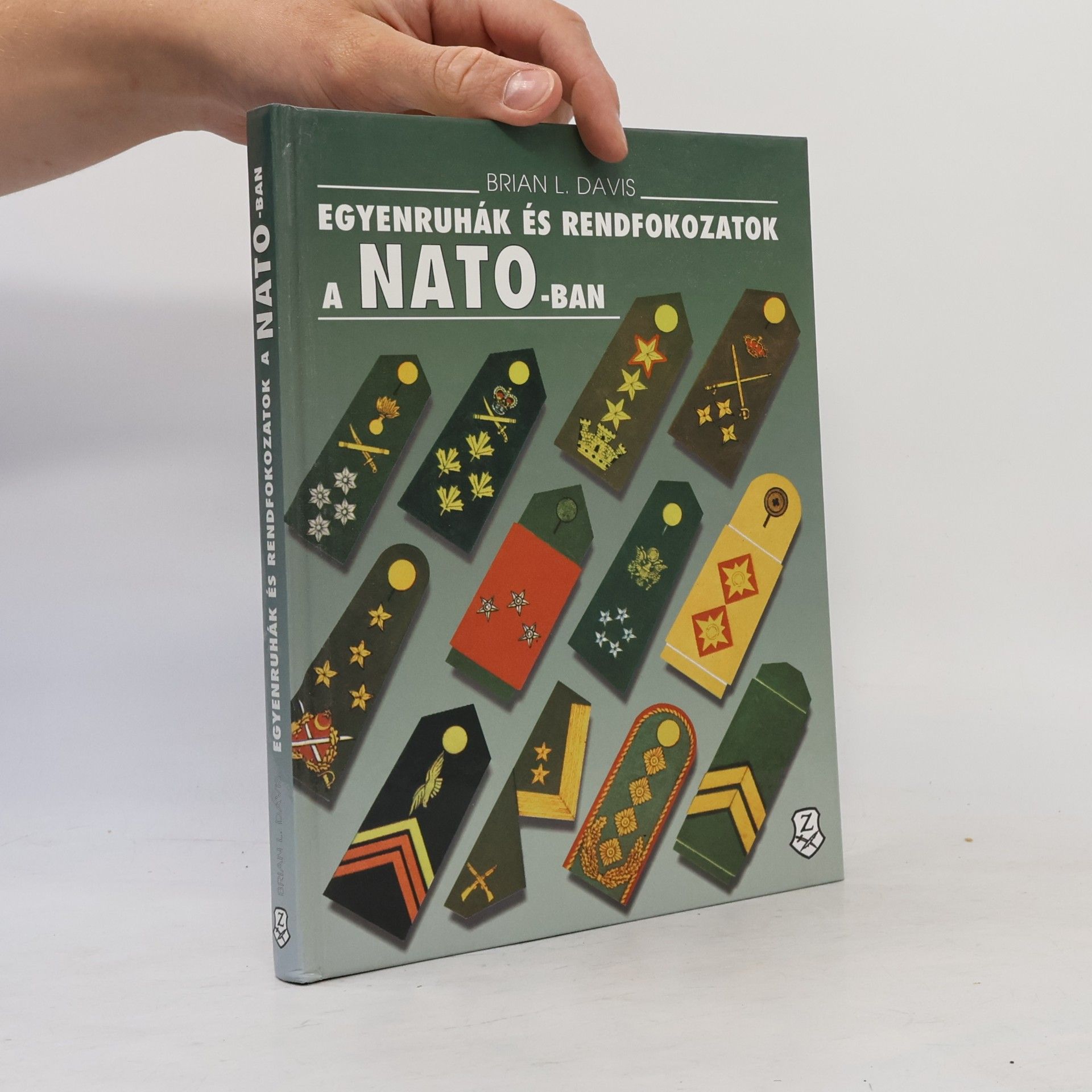 Brian Leigh Davis Egyenruhák és rendfokozatok a NATO-ban