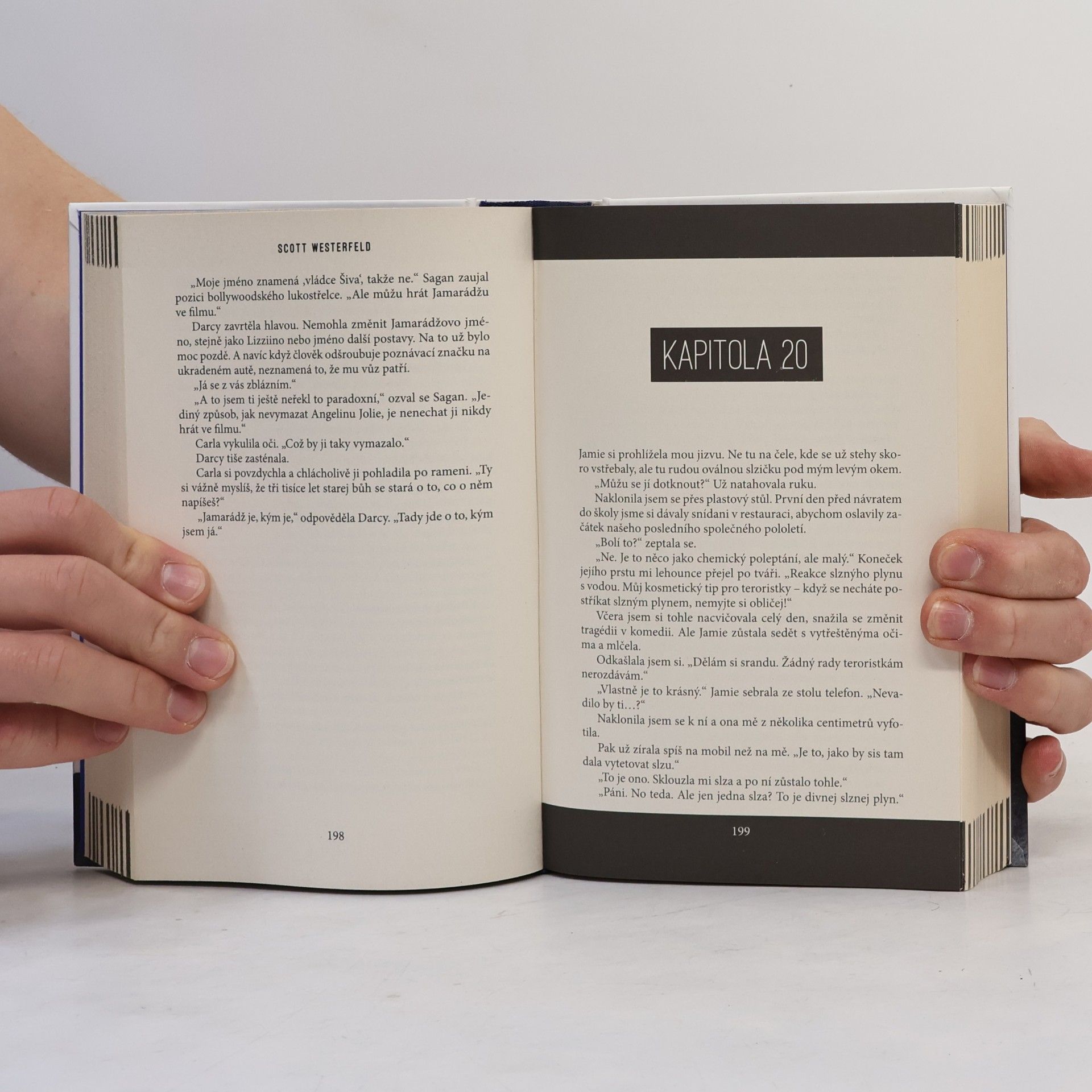 Scott Westerfeld Mezi dvěma světy