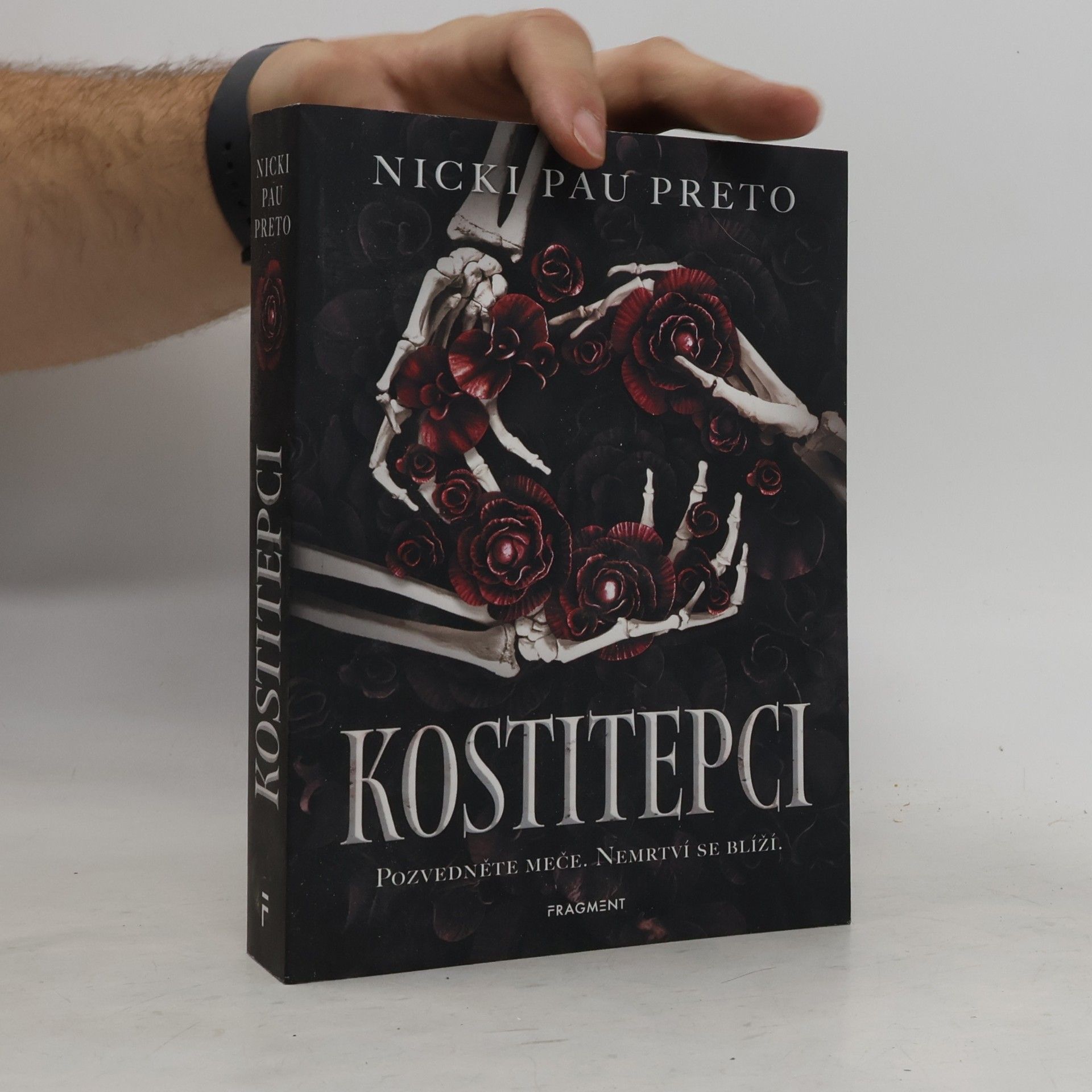 Nicki Pau Preto Kostitepci