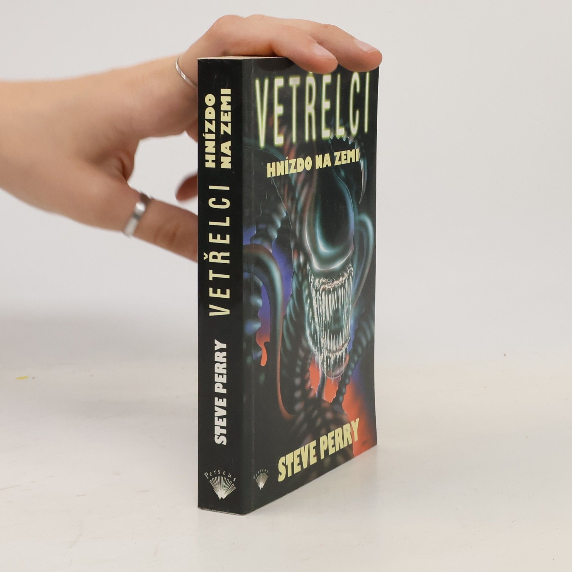 Steve Perry Vetřelci. Hnízdo na Zemi