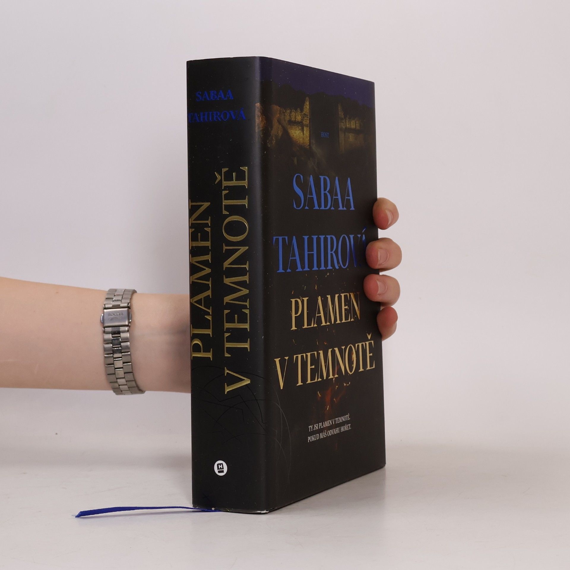 Sabaa Tahir Plamen v temnotě