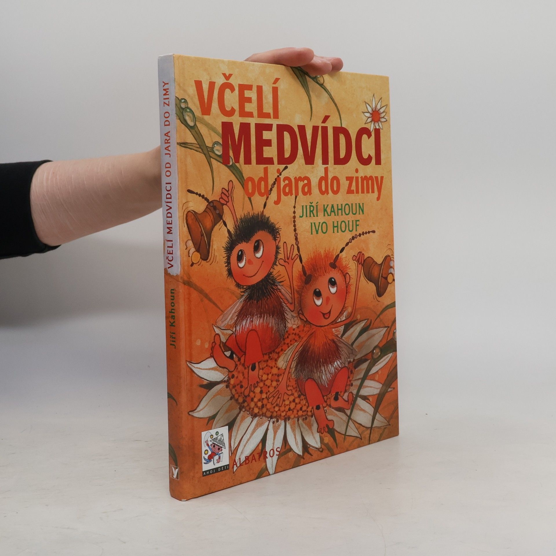 Ivo Houf Včelí medvídci od jara do zimy