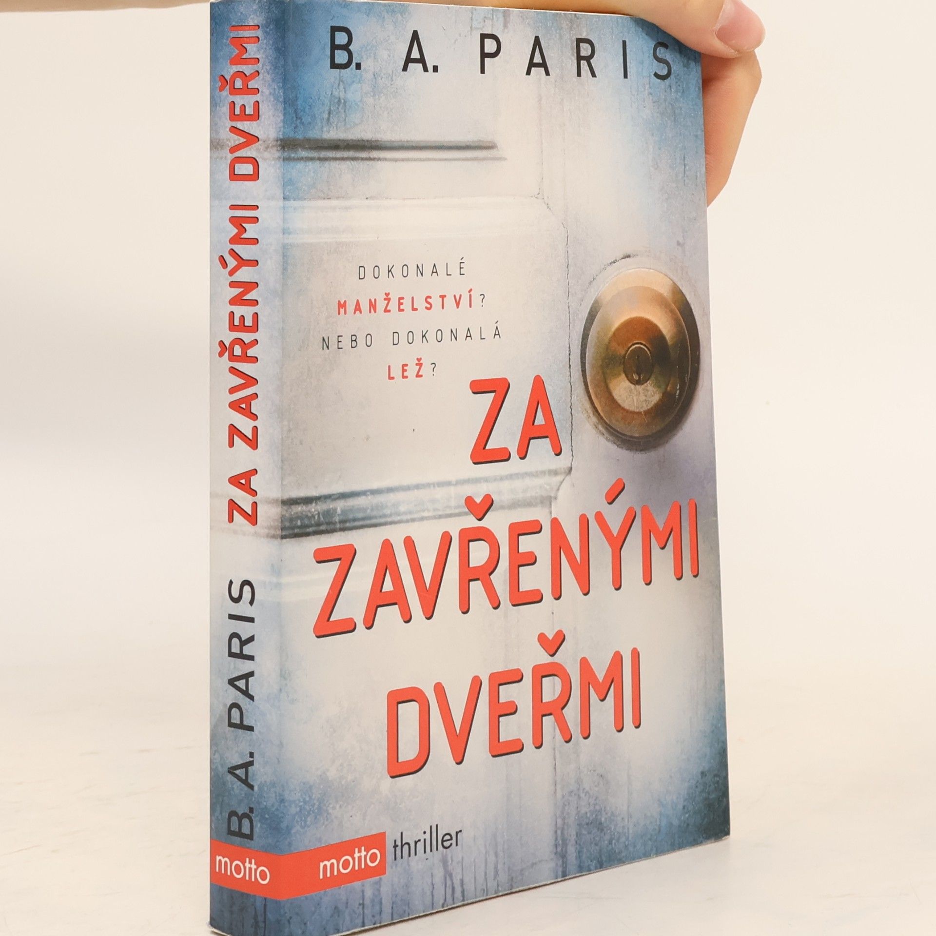 B.A. Paris Za zavřenými dveřmi