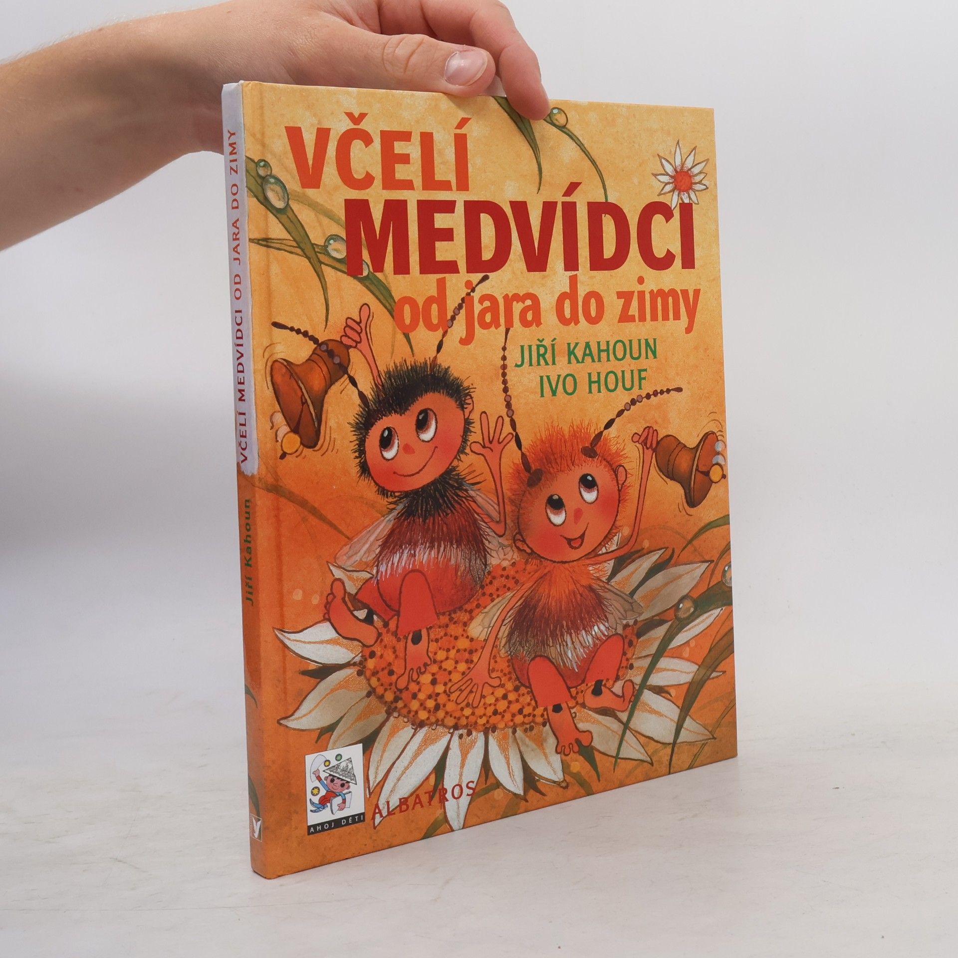Ivo Houf Včelí medvídci od jara do zimy