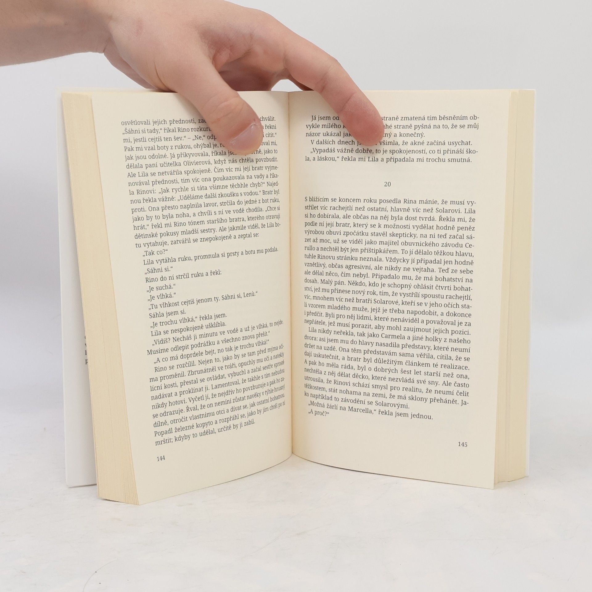 Elena Ferrante Geniální přítelkyně 1. Dětství a dospívání