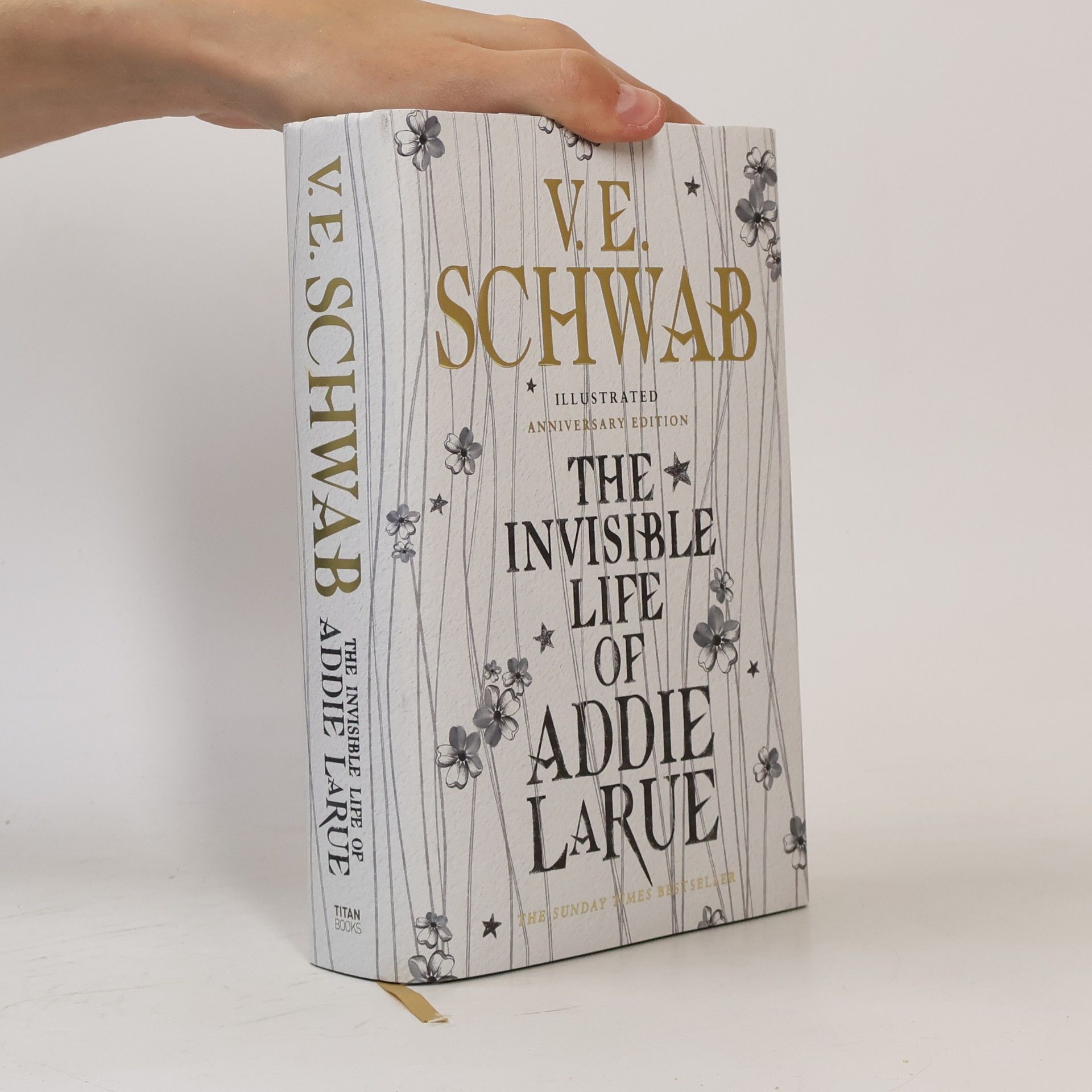 Victoria Schwabová The Invisible Life of Addie Larue. Illustrated Anniversary Edition