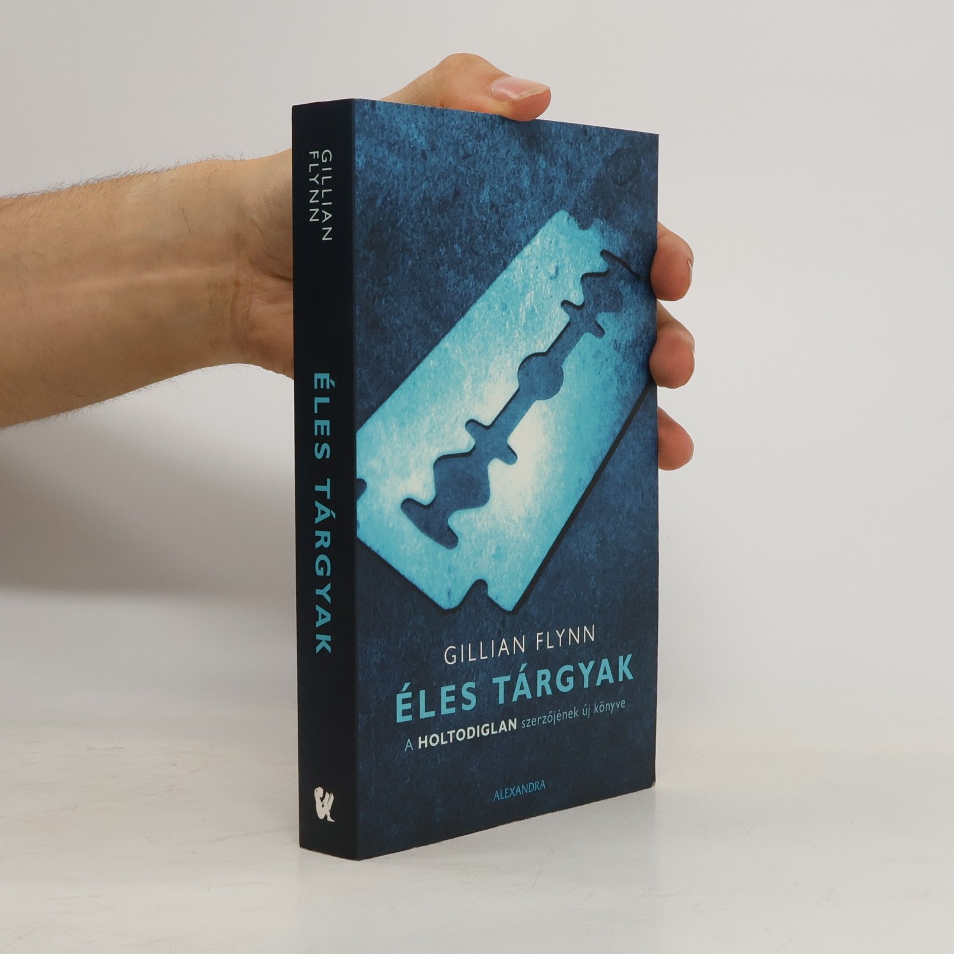 Gillian Flynn Éles tárgyak