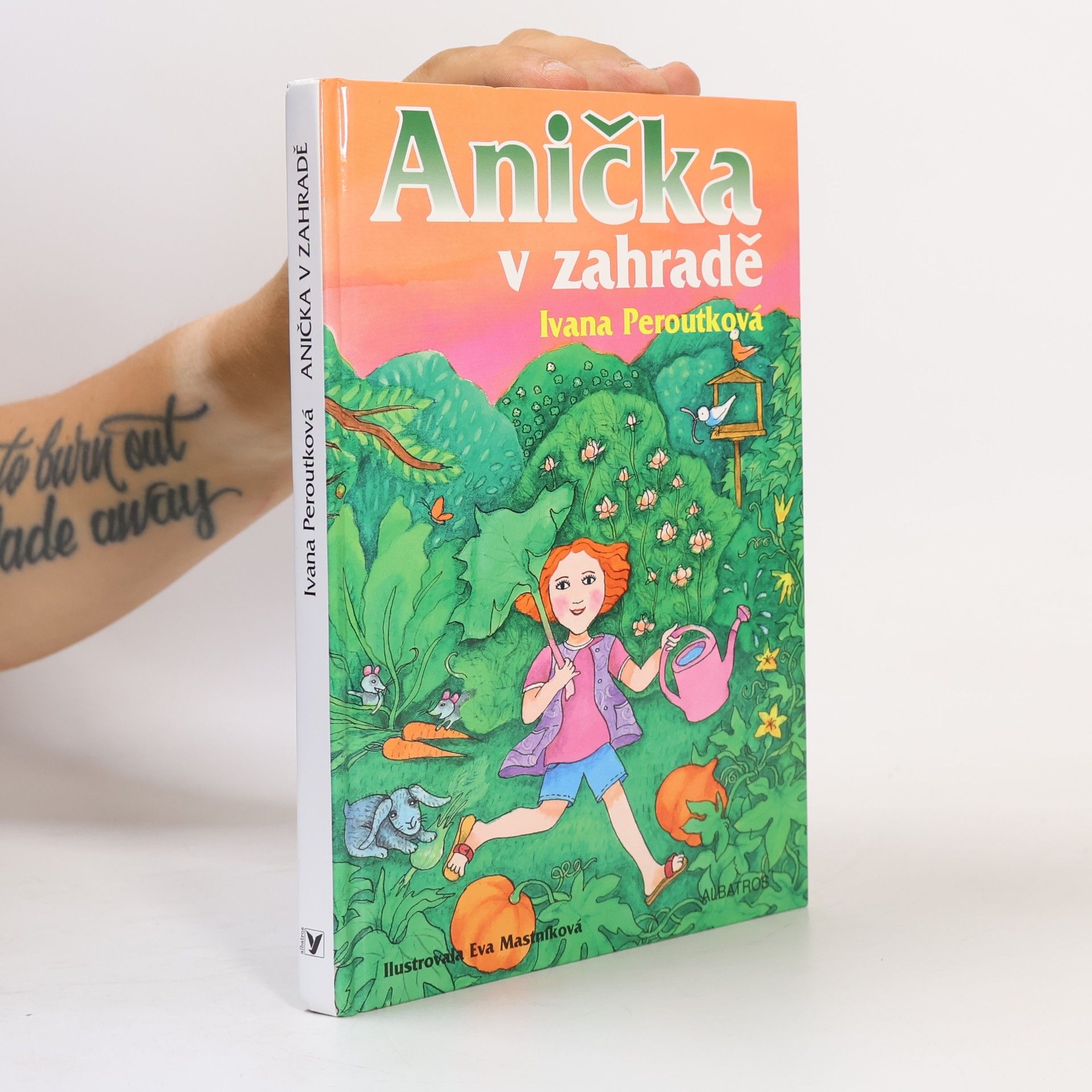 Peroutková Ivana Anička v zahradě