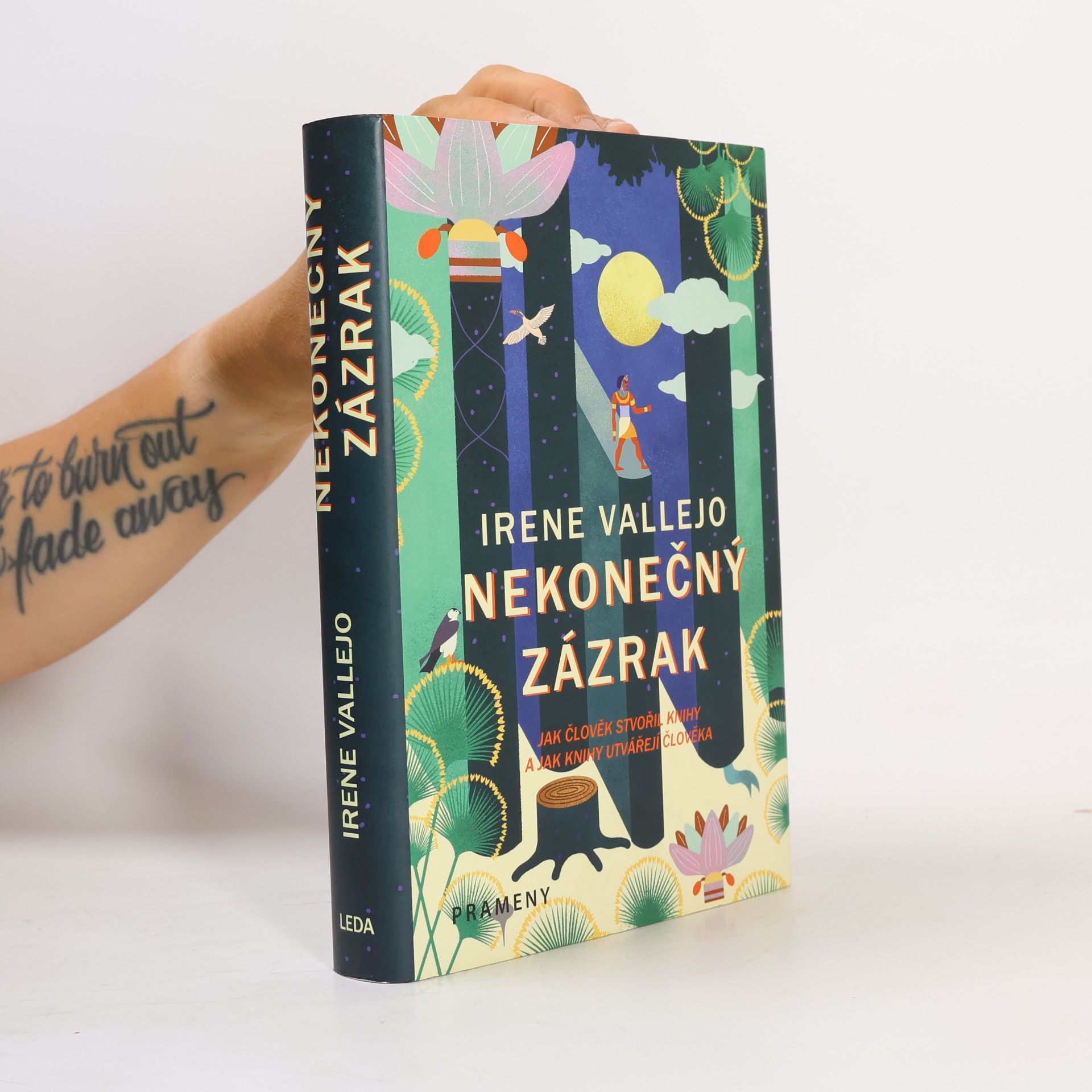 Irene Vallejo Nekonečný zázrak : jak člověk stvořil knihy a jak knihy utvářejí člověka