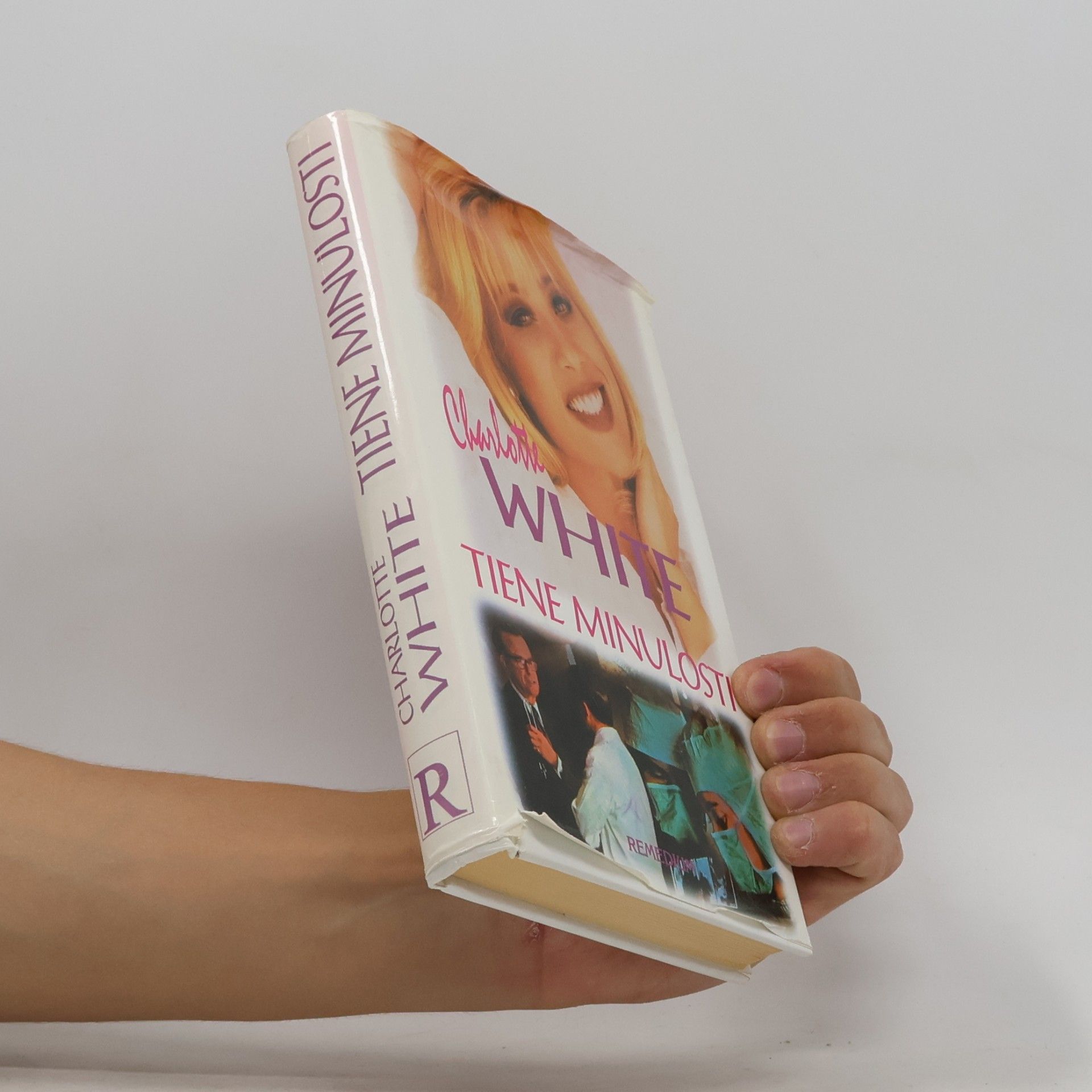 Charlotte White Tiene minulosti