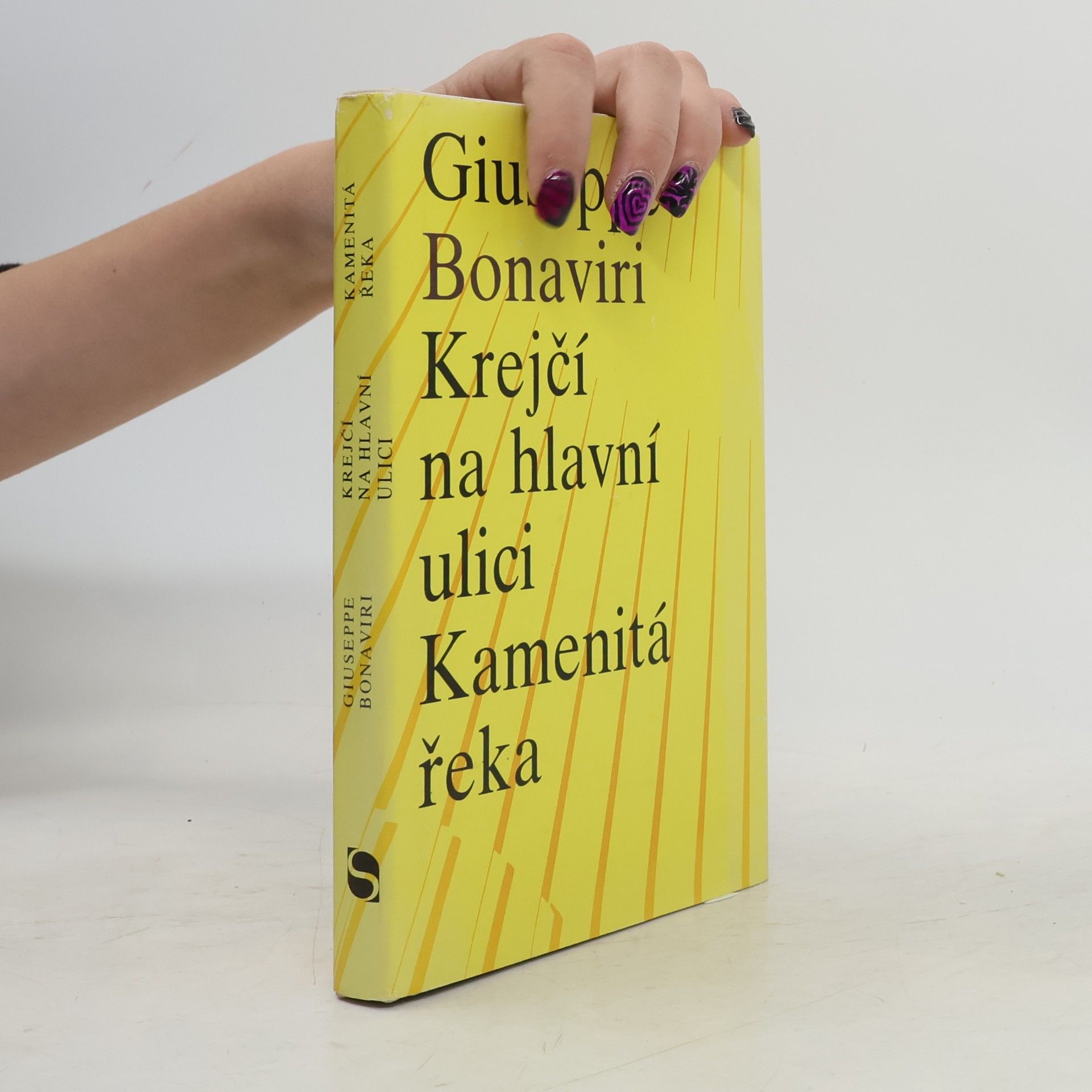 Giuseppe Bonaviri Krejčí na hlavní ulici. Kamenitá řeka