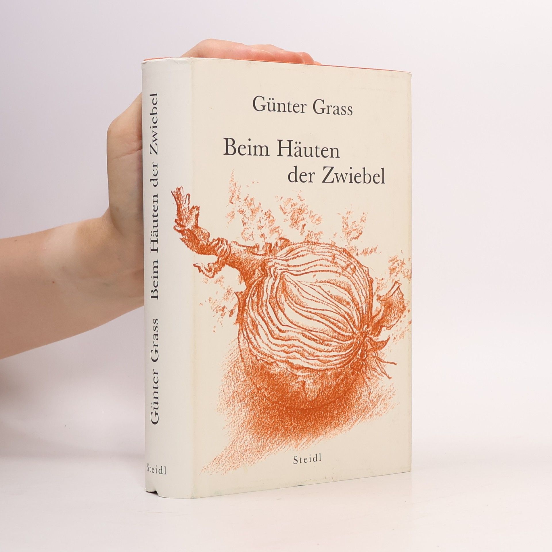 Beim Häuten der Zwiebel