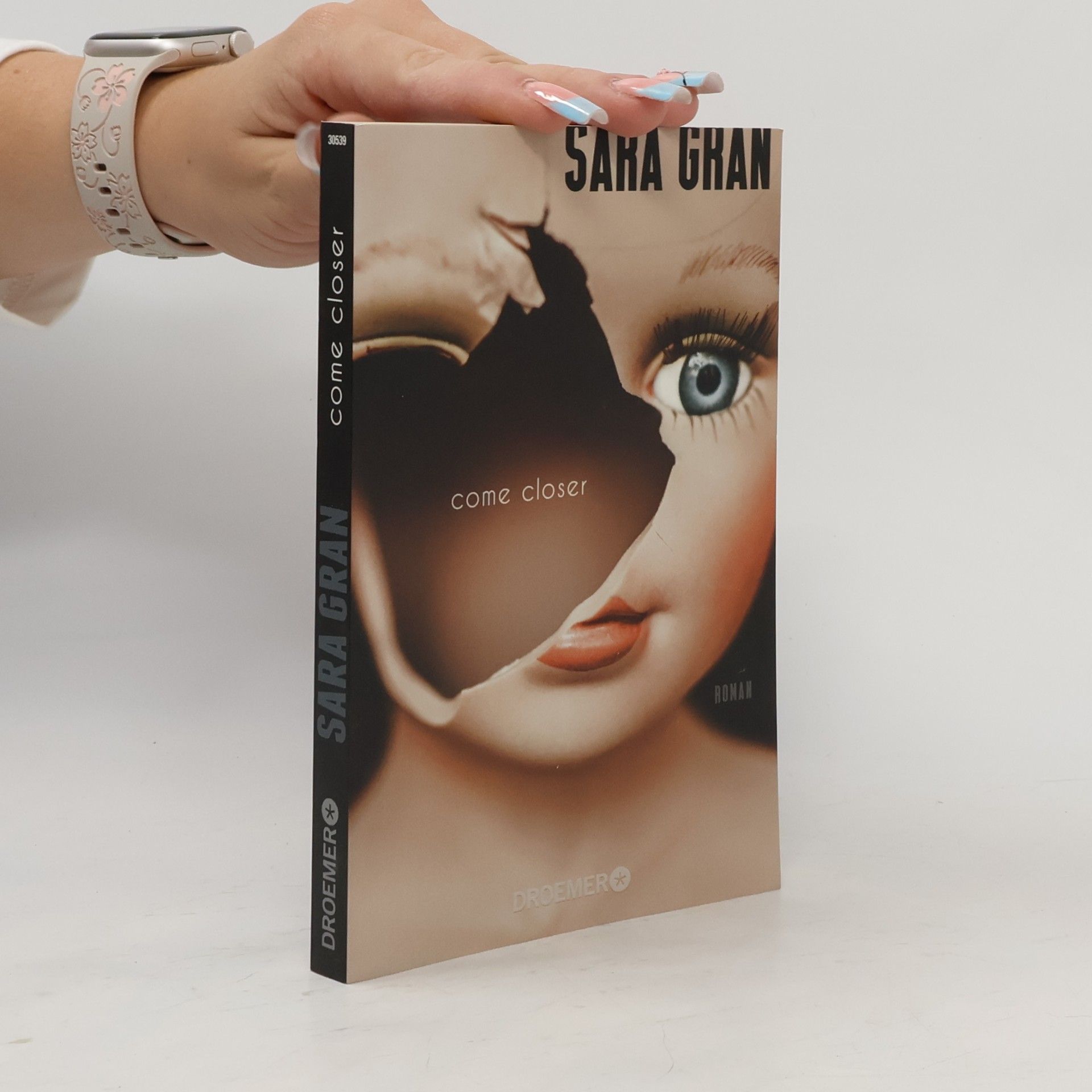 Sara Gran Come closer