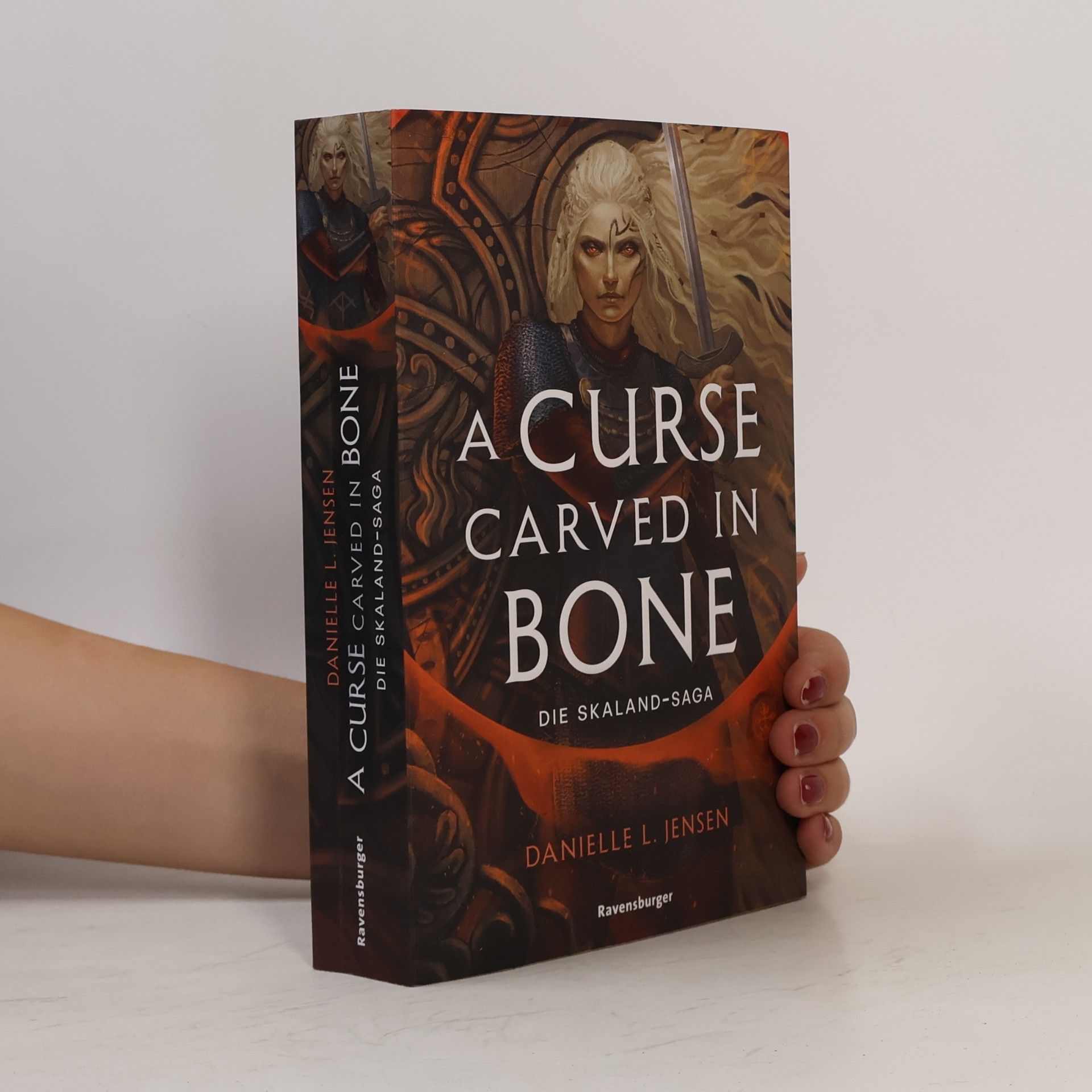 Die Skaland-Saga - 2: A Curse Carved in Bone - Limitierte Auflage mit Farbschnitt