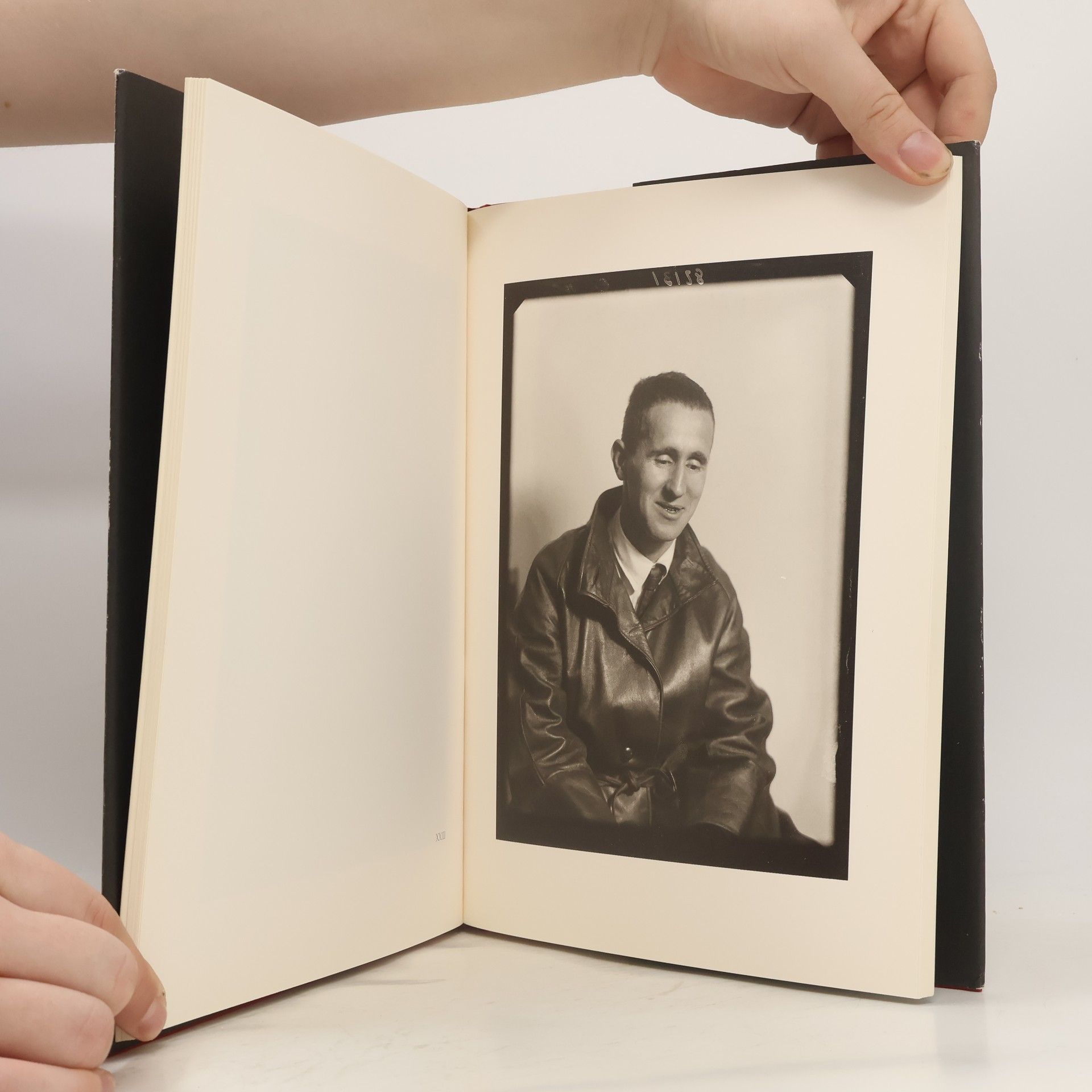 Gina Kehayoff Bertolt Brecht beim Photographen