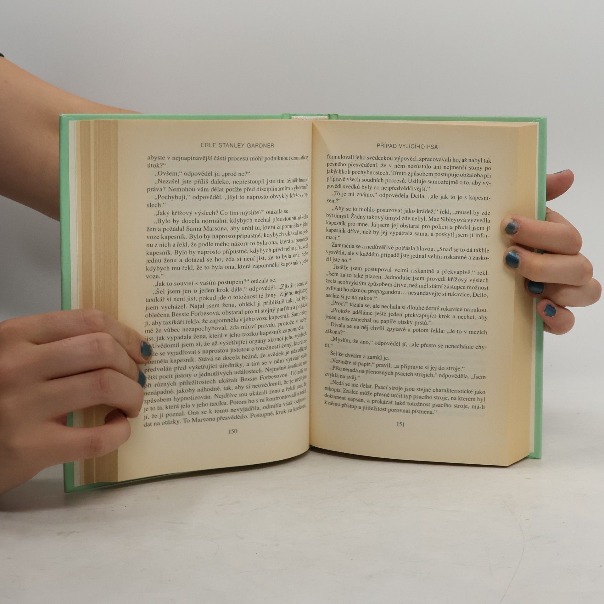 Erle Stanley Gardner Případ vyjícího psa / Případ světélkujících prstů