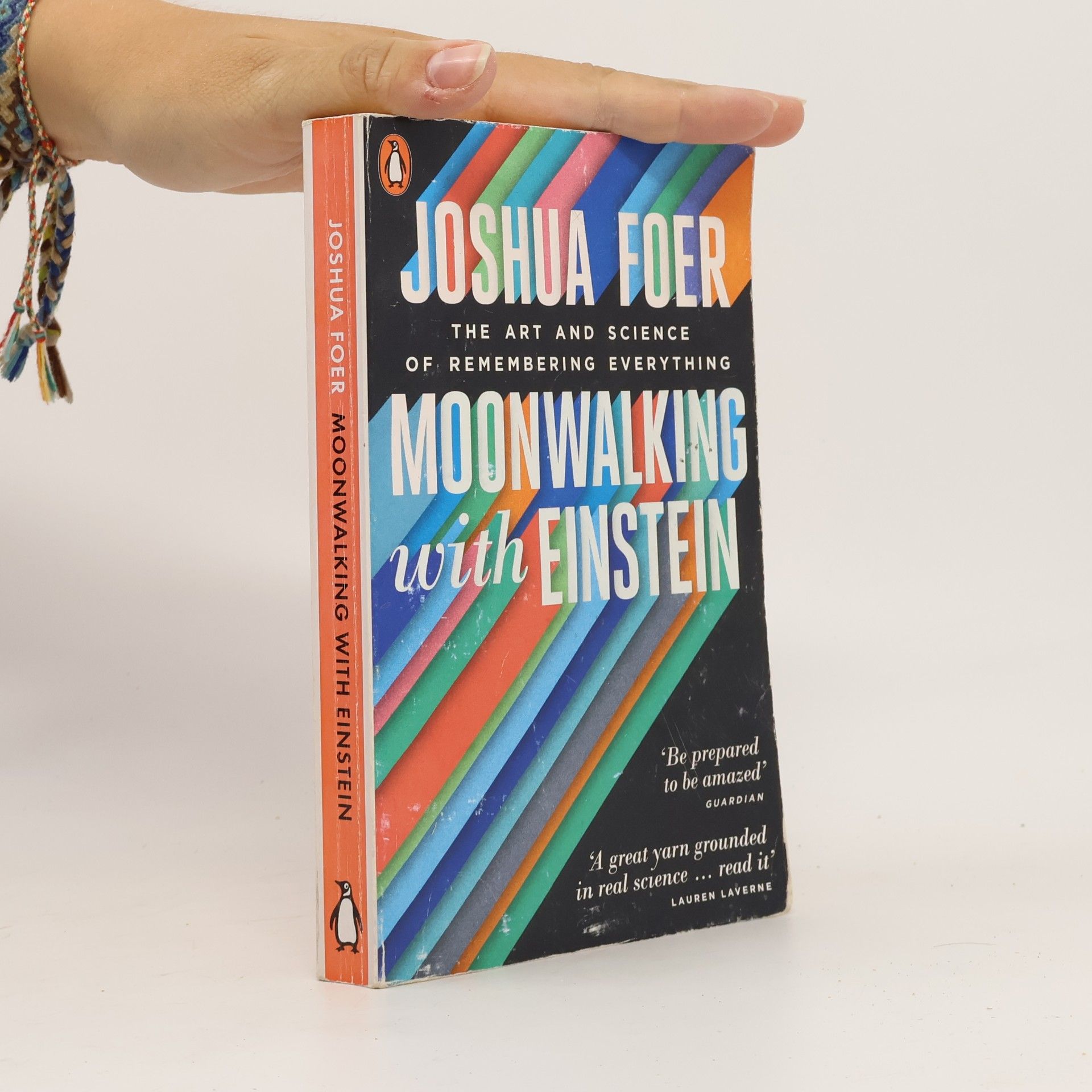 Joshua Foer Moonwalking with Einstein : the art and science of remembering everything