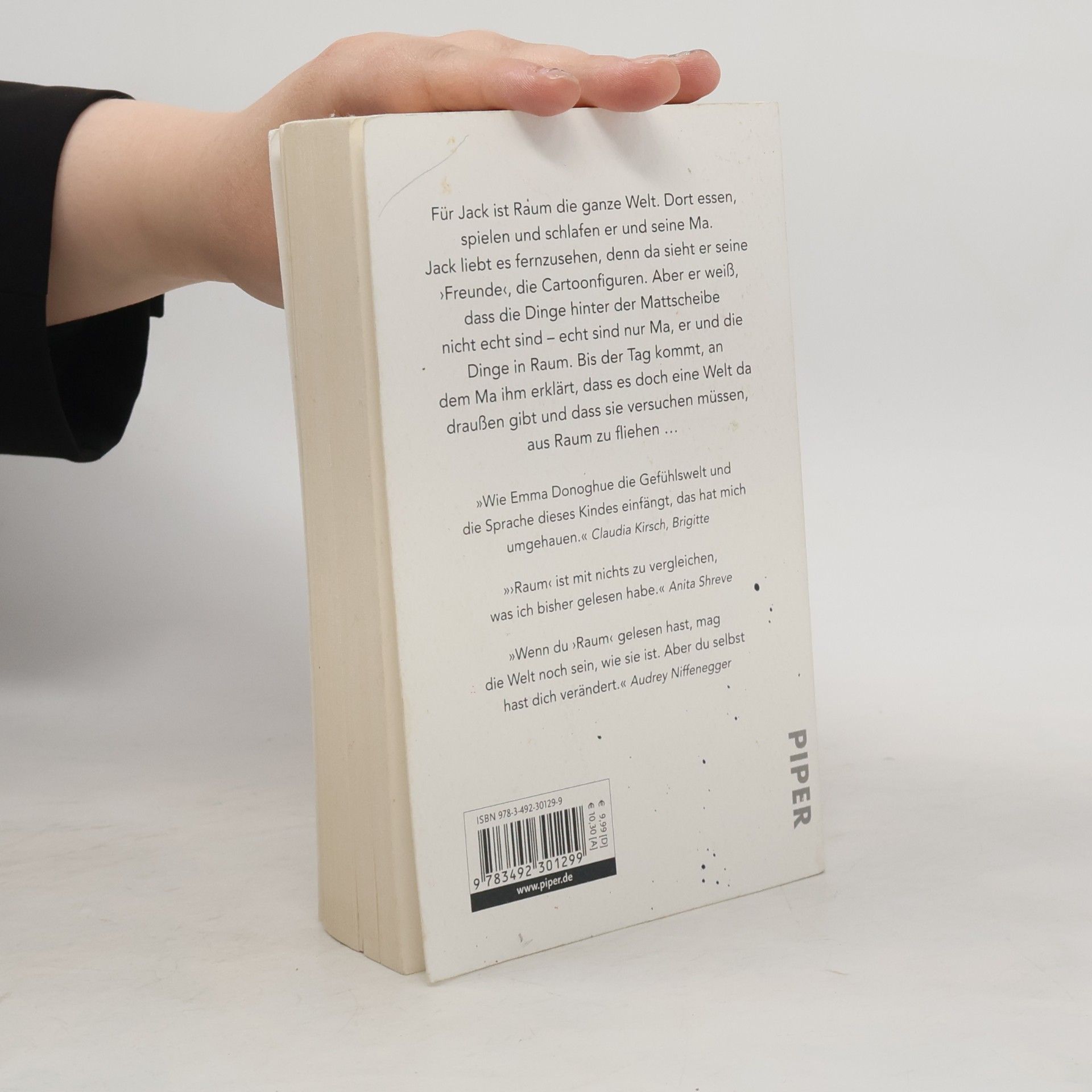Emma Donoghue Raum