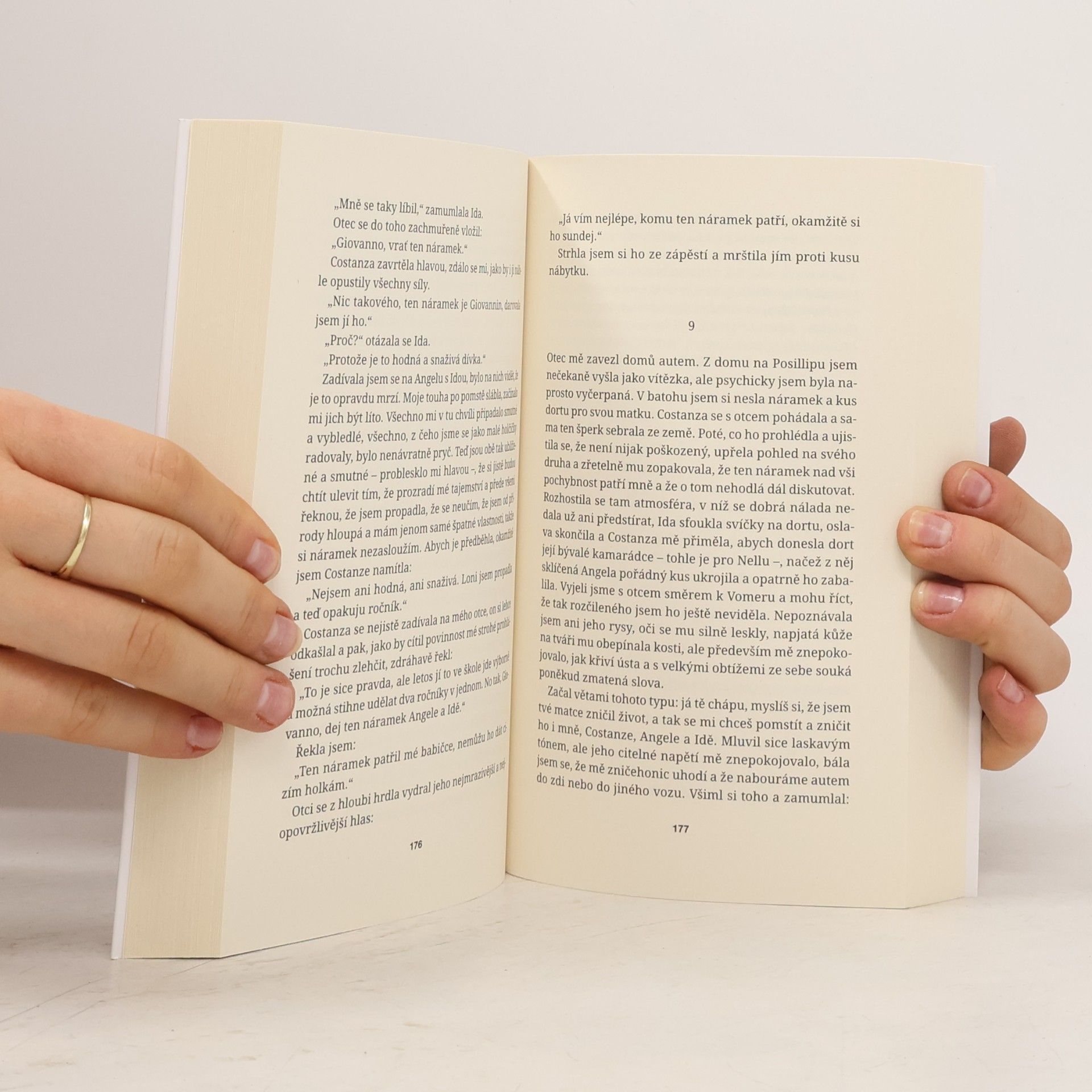 Elena Ferrante Prolhaný život dospělých