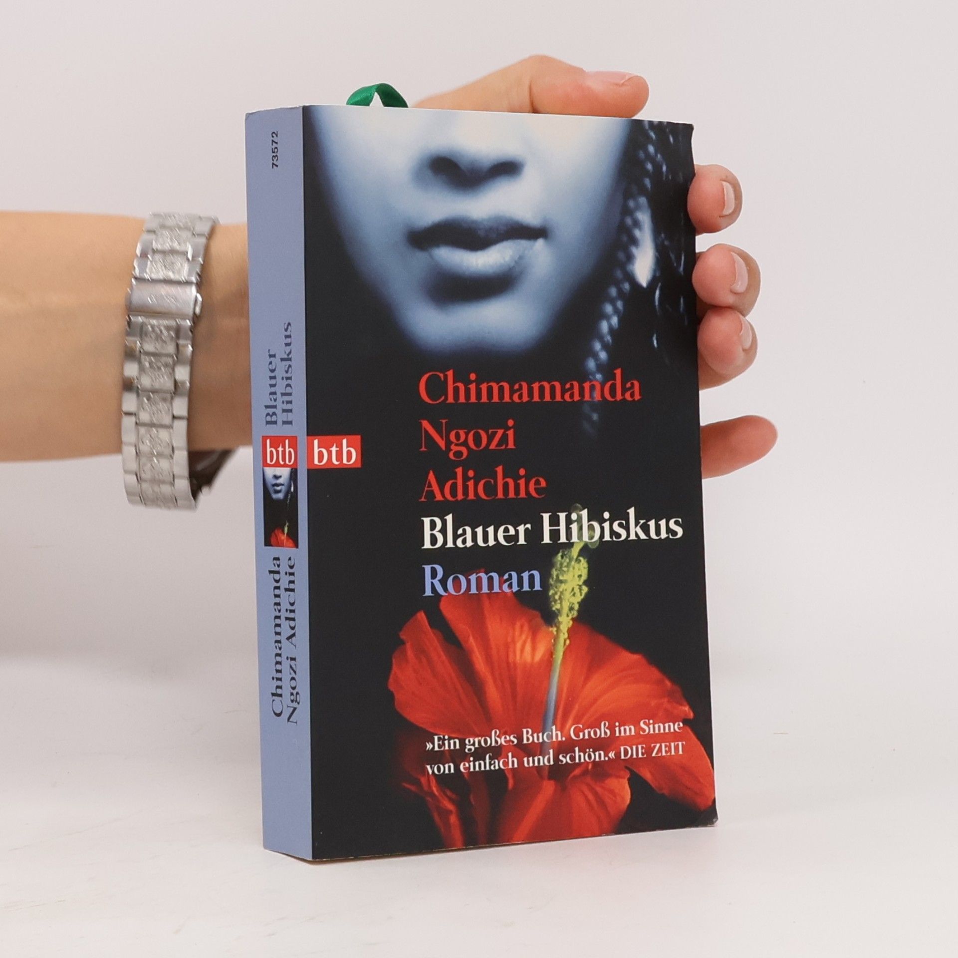 Chi­ma­man­da Ngo­zi Adi­chieová Blauer Hibiskus