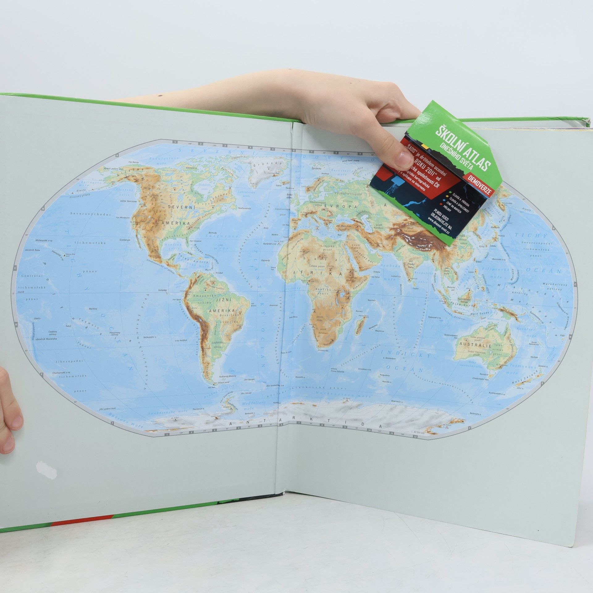 Martin Hanus Školní atlas dnešního světa
