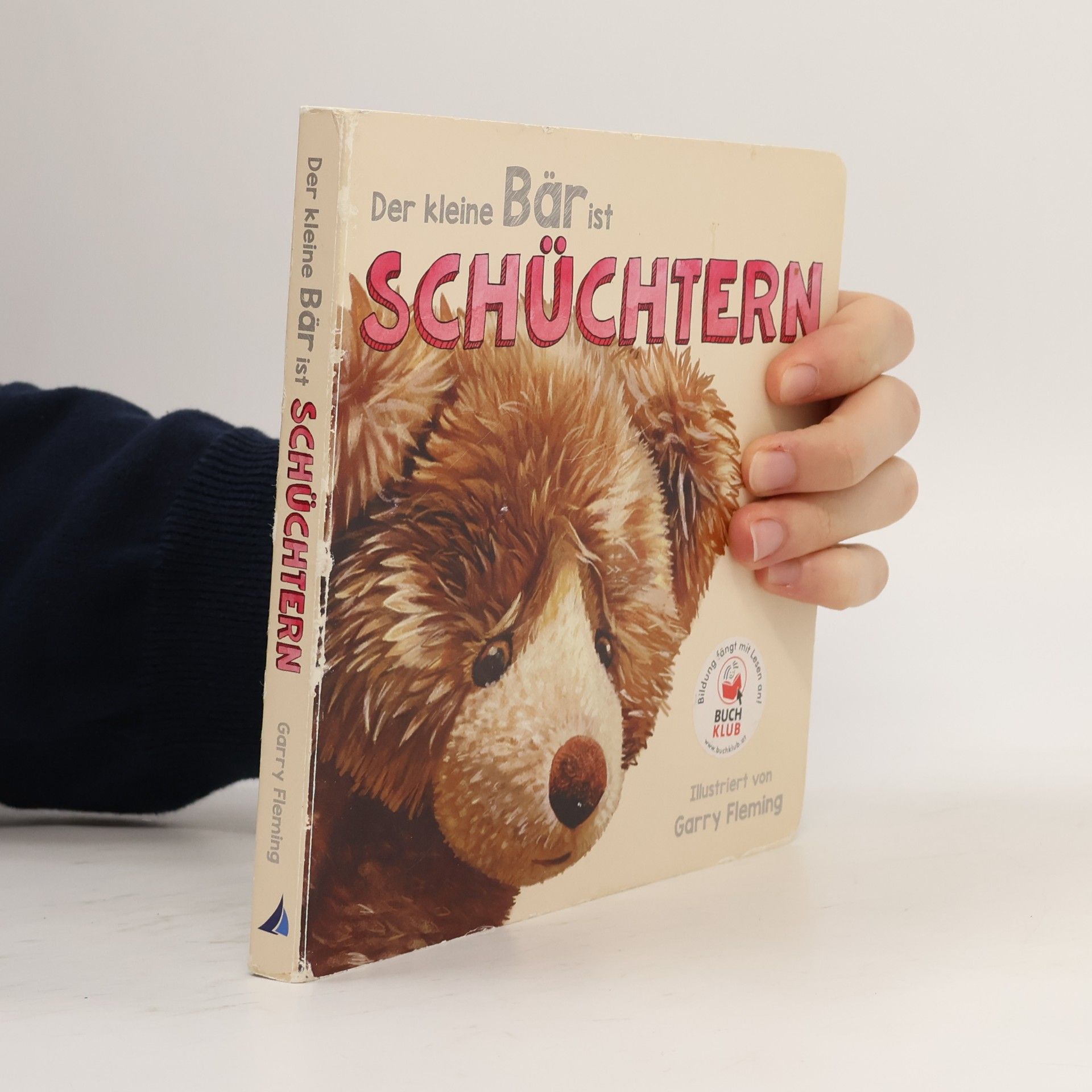 Der kleine Bär ist schüchtern