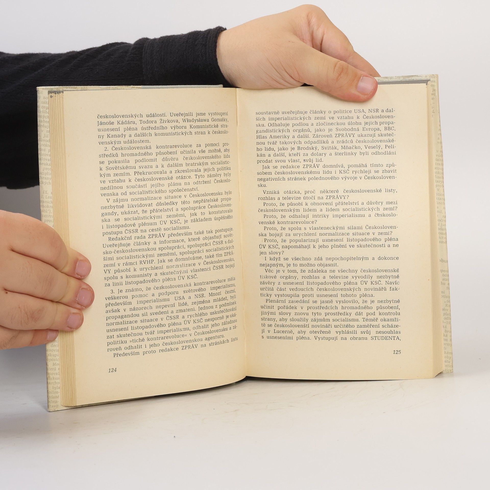 Autorenkollektiv Zprávy v boji proti kontrarevoluci: Výbor článků z časopisu Zpráv