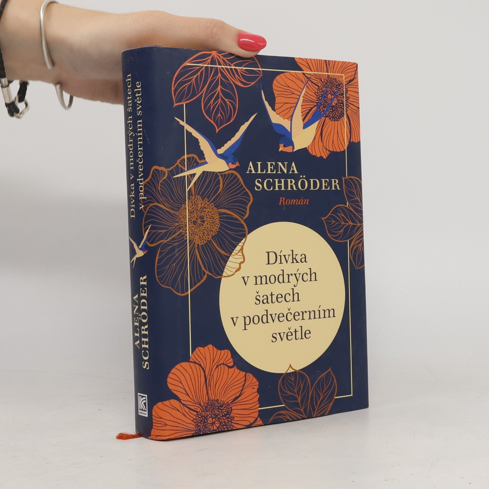 Alena Schröder Dívka v modrých šatech v podvečerním světle