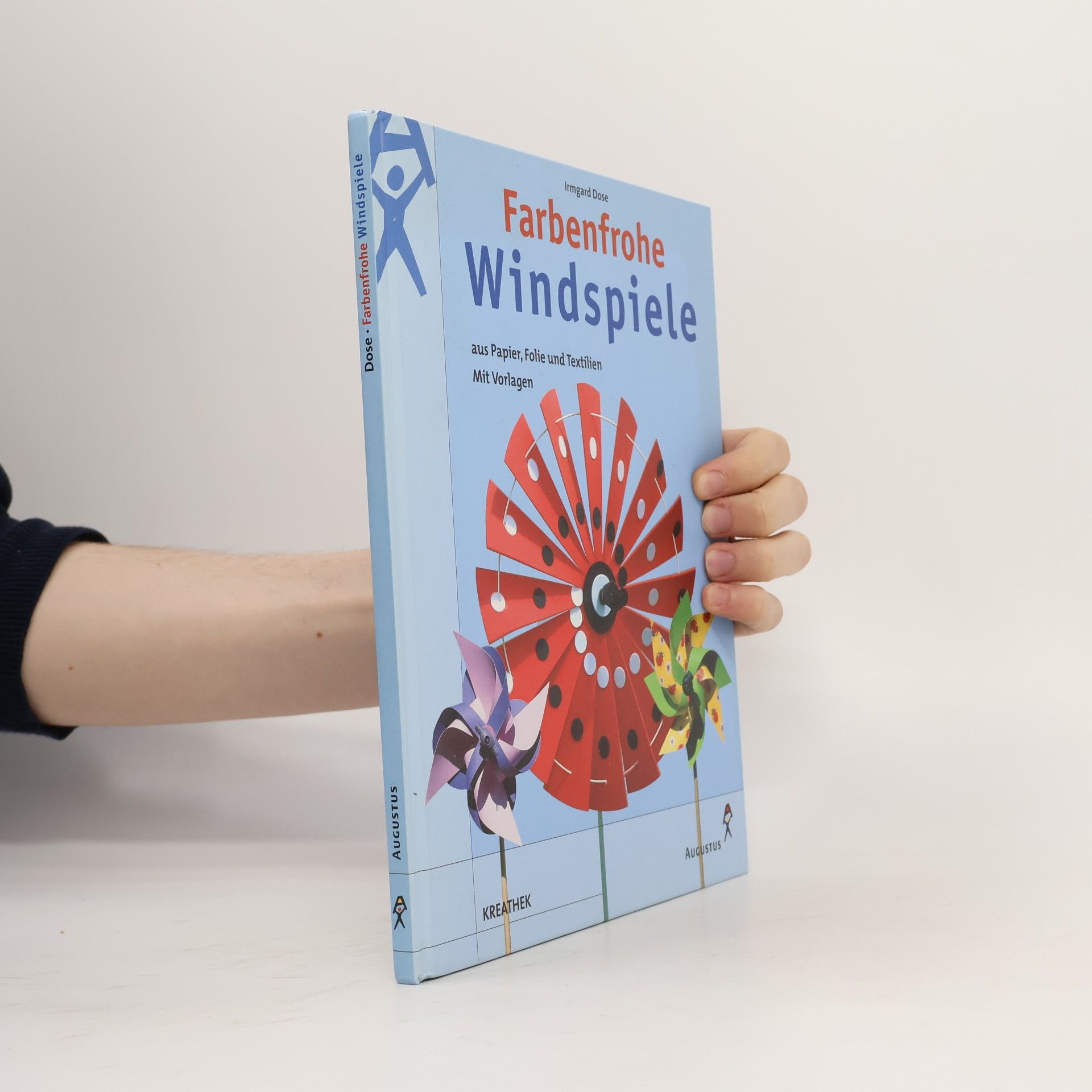 Irmgard Dose Farbenfrohe Windspiele aus Papier, Folie und Textilien
