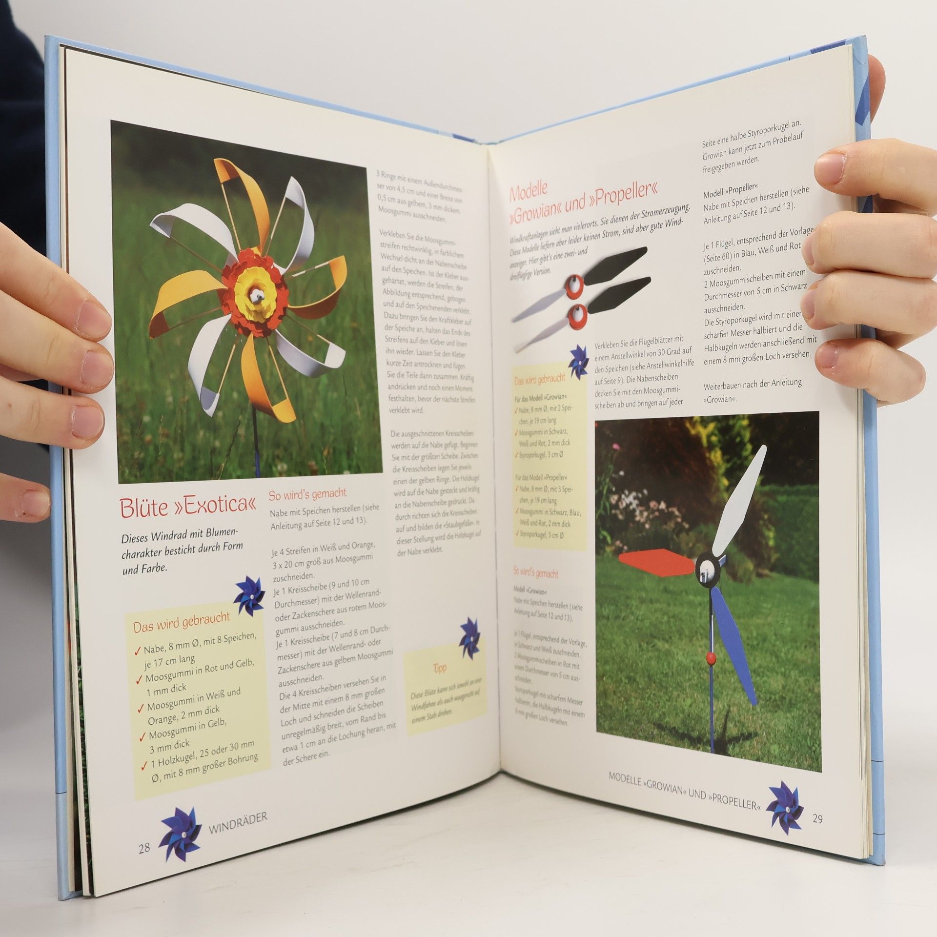 Irmgard Dose Farbenfrohe Windspiele aus Papier, Folie und Textilien
