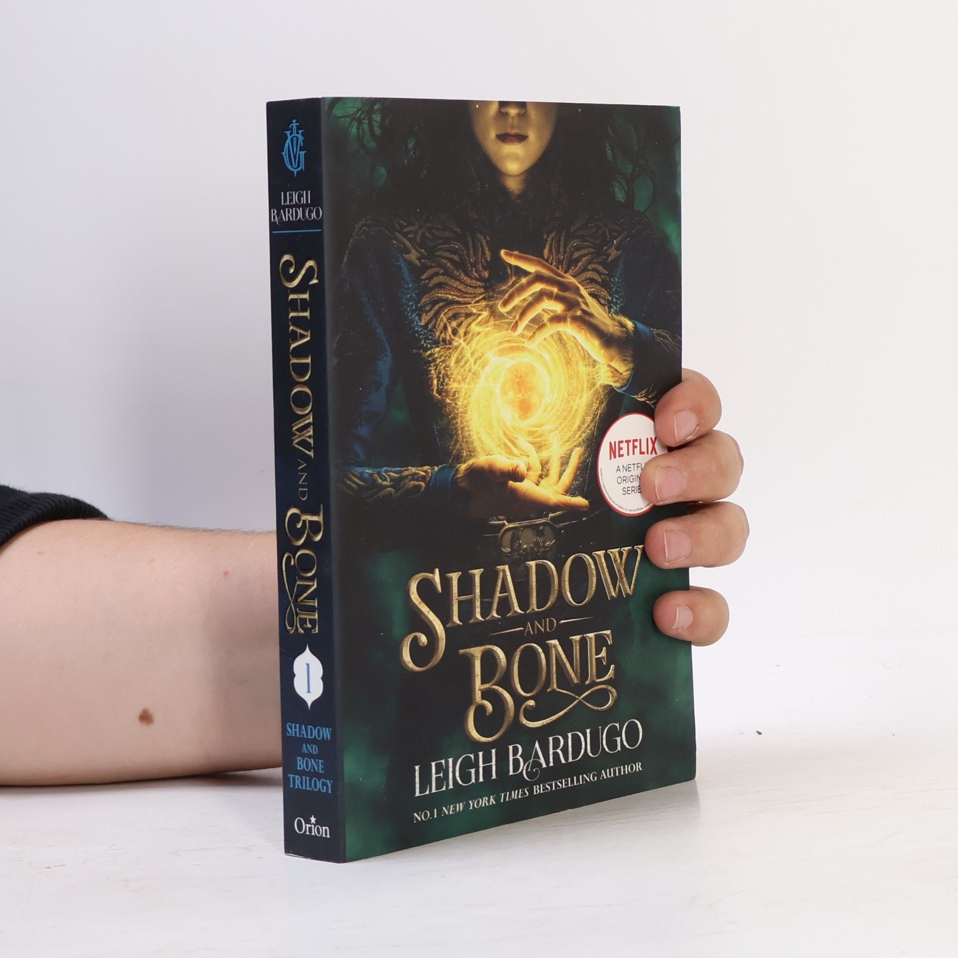 Leigh Bardugo Shadow and bone