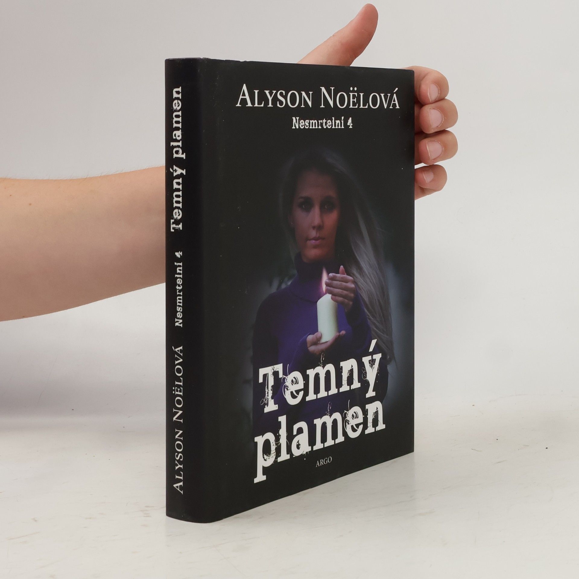 Alyson Noë͏l Nesmrtelní. 4, Temný plamen