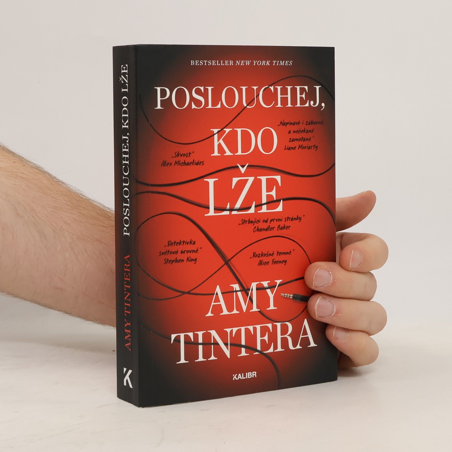 Amy Tintera Poslouchej, kdo lže