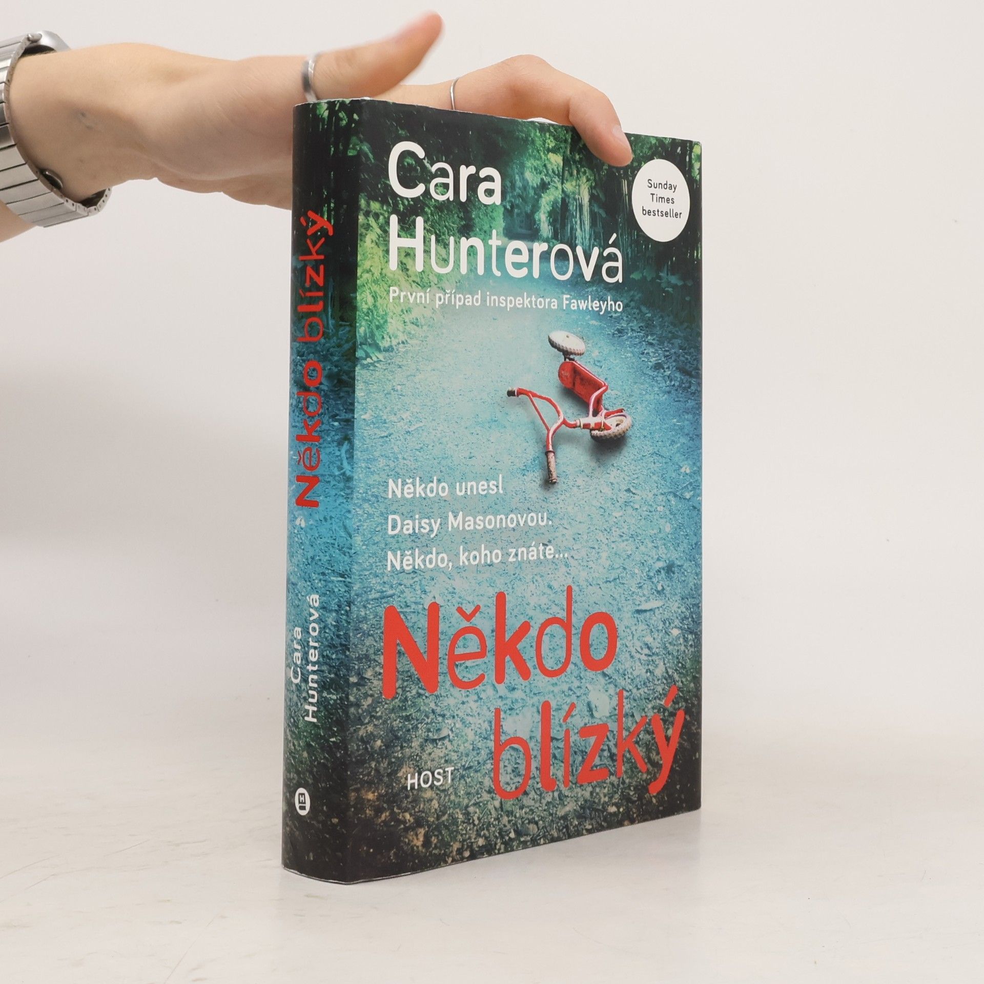 Cara Hunter Někdo blízký. První případ inspektora Fawleyho