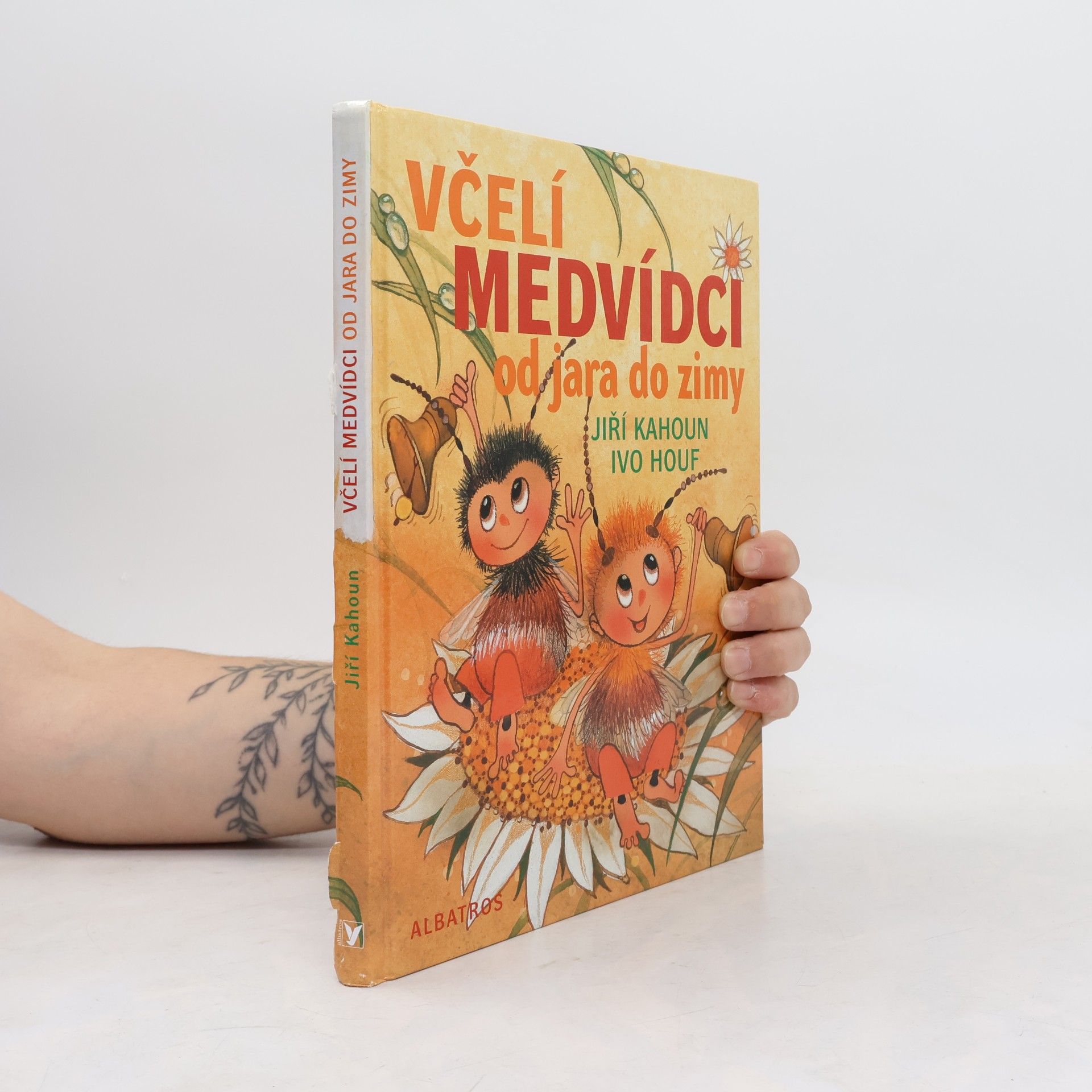 Jiří Kahoun Včelí medvídci od jara do zimy