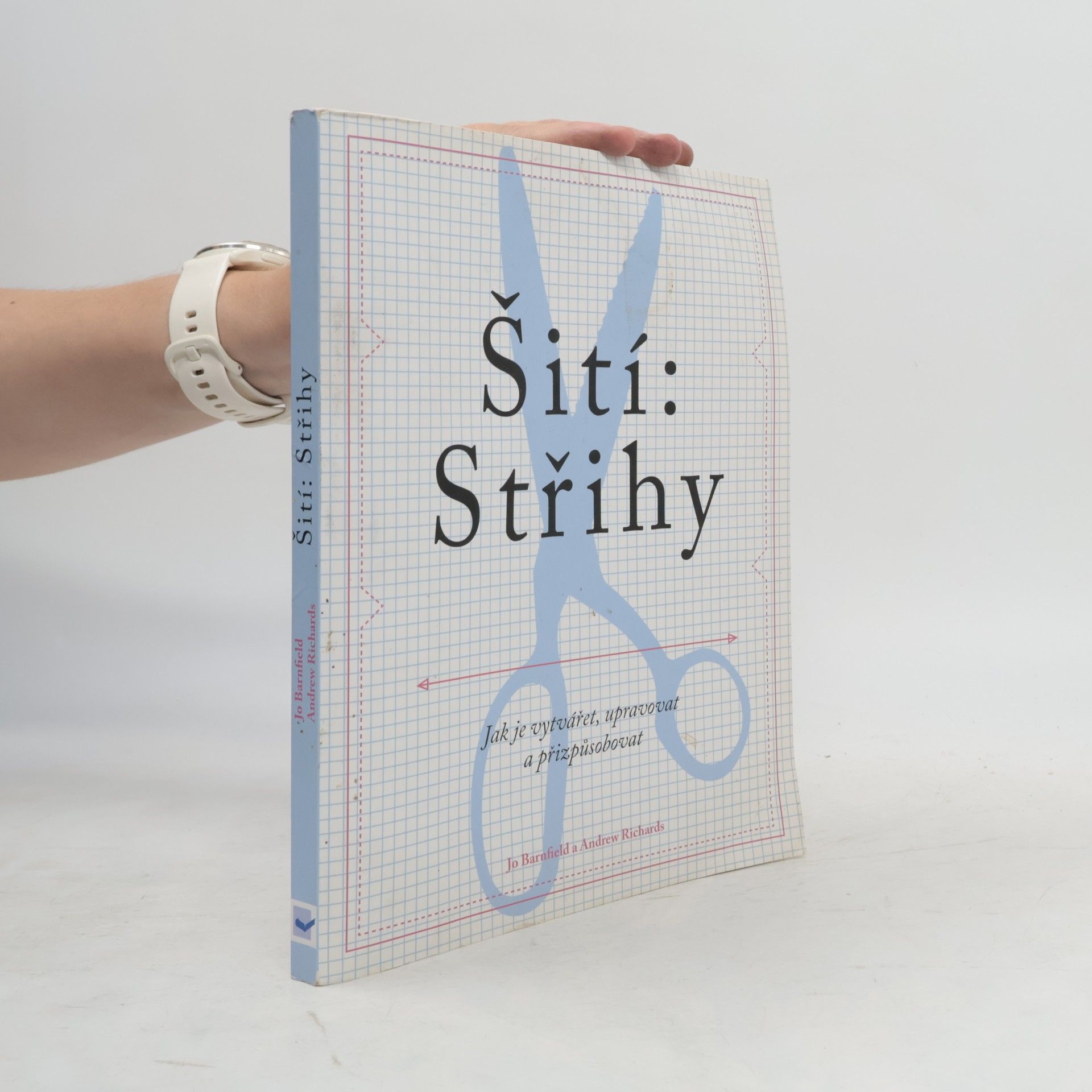 Jo Barnfield Šití: Střihy - Jak je vytvářet, upravovat a přizpůsobovat